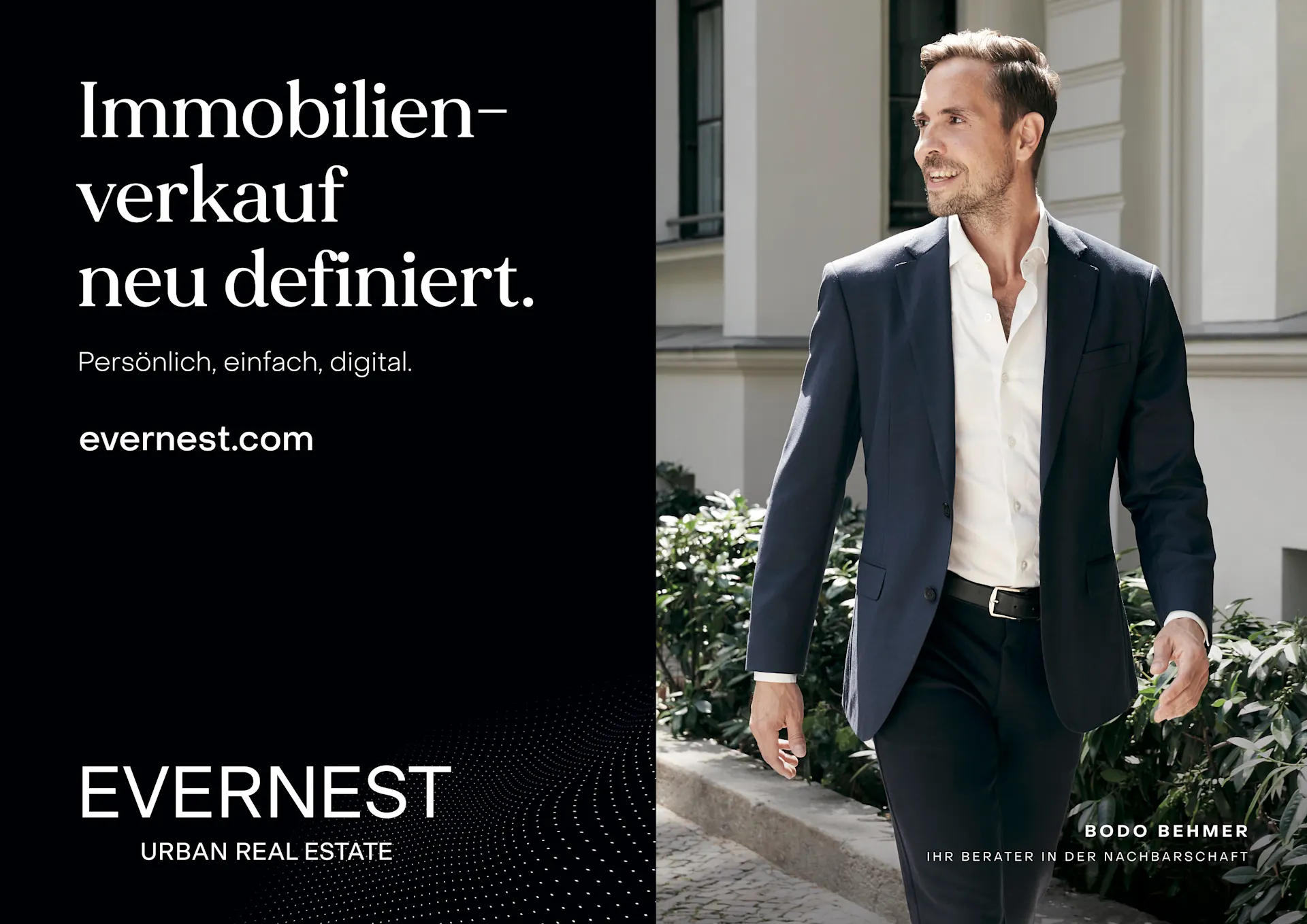 Mann im Anzug geht vor einem Wohnhaus, links Werbetafel mit Text zur Immobilienverkauf.