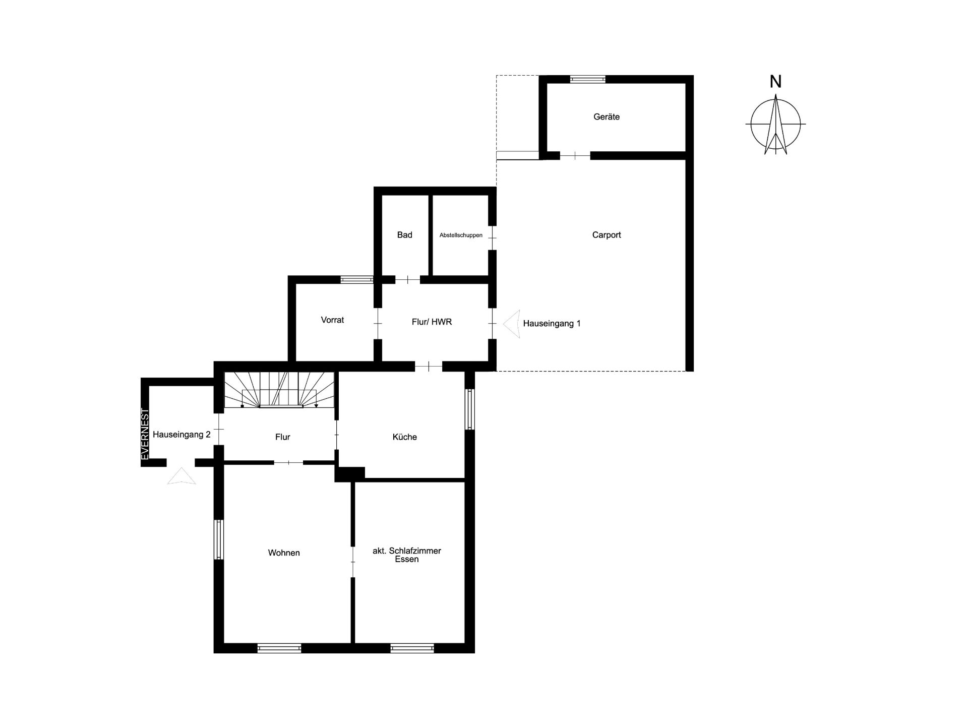 Grundriss eines Hauses mit mehreren Zimmern, zwei Eingängen, Carport und Geräteraum.