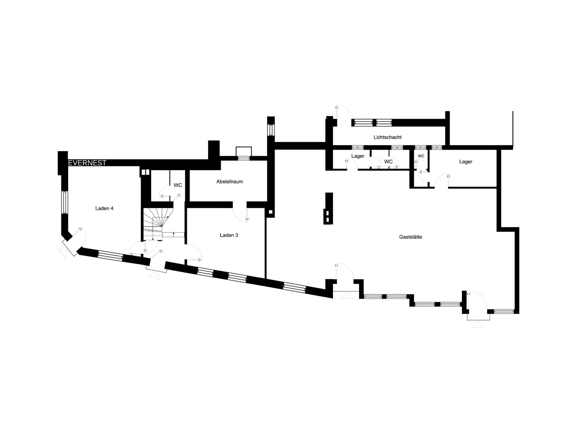Schwarz-weißer Grundriss mit mehreren Räumen, darunter Ladenflächen, Lager und Gaststätte.