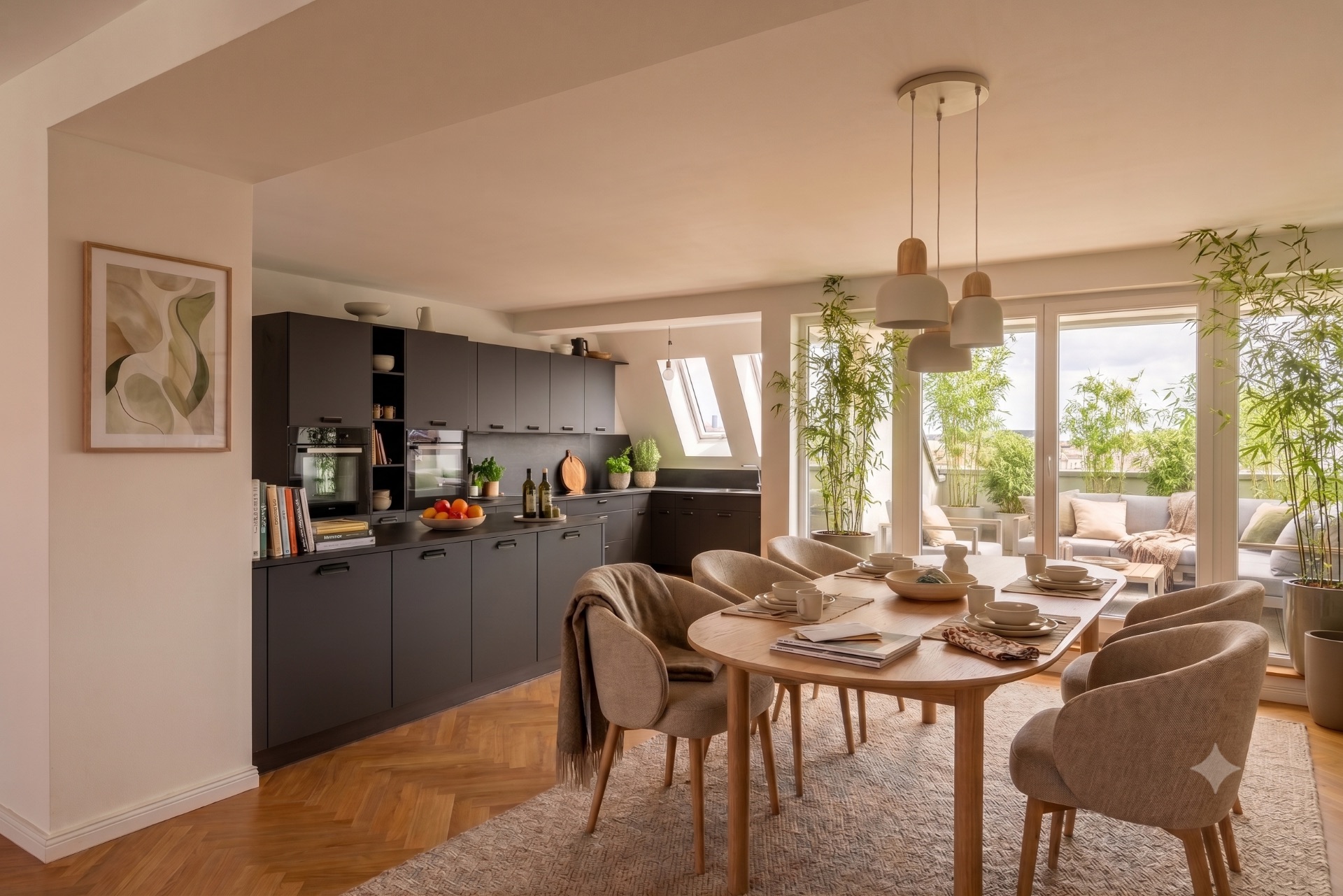 Moderne Küche und Essbereich mit Holztisch, Stühlen und großen Fenstern mit Pflanzen.