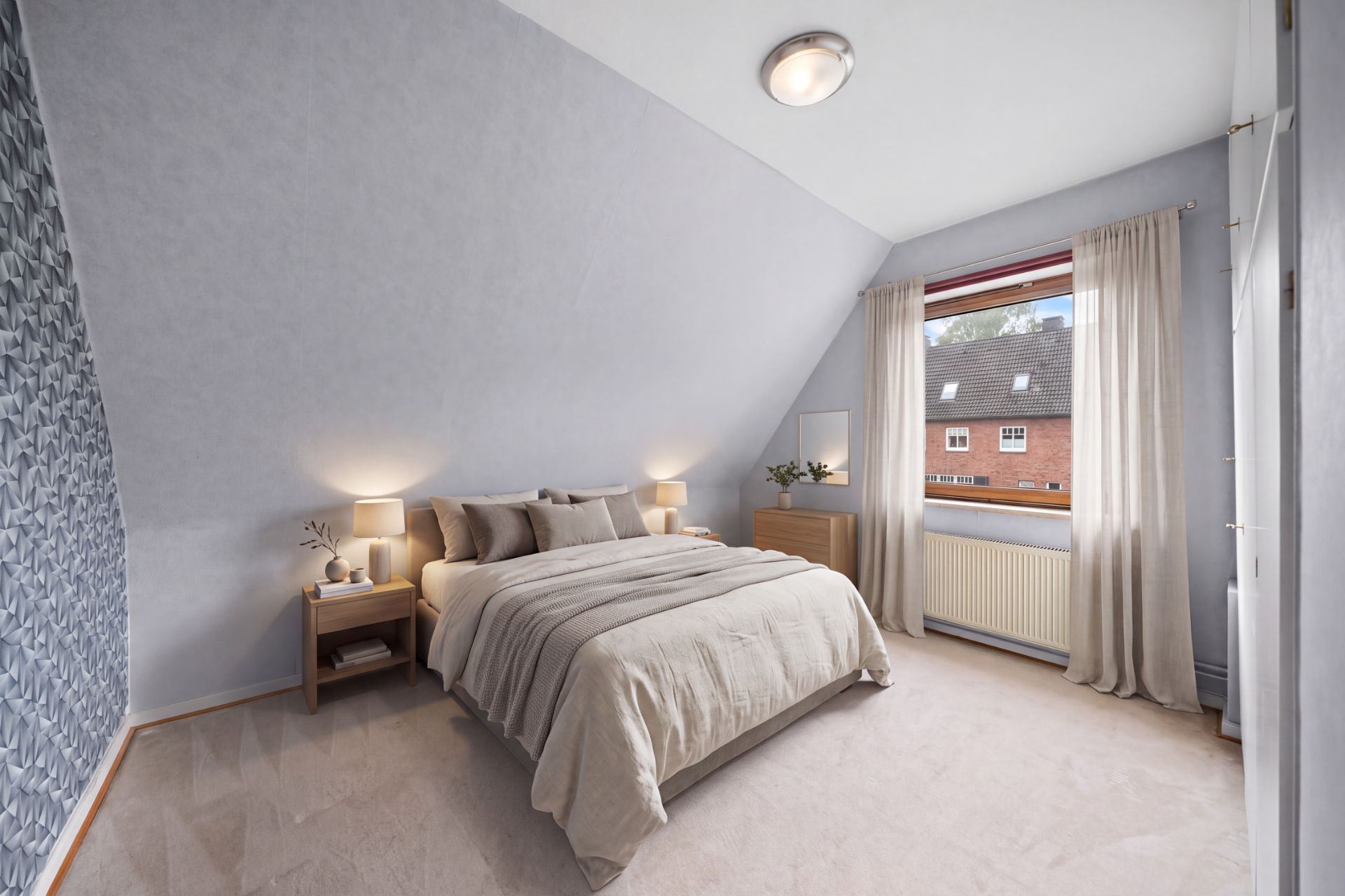Modernes Schlafzimmer mit Doppelbett, Nachttischen, Fenster und neutralen Farben.