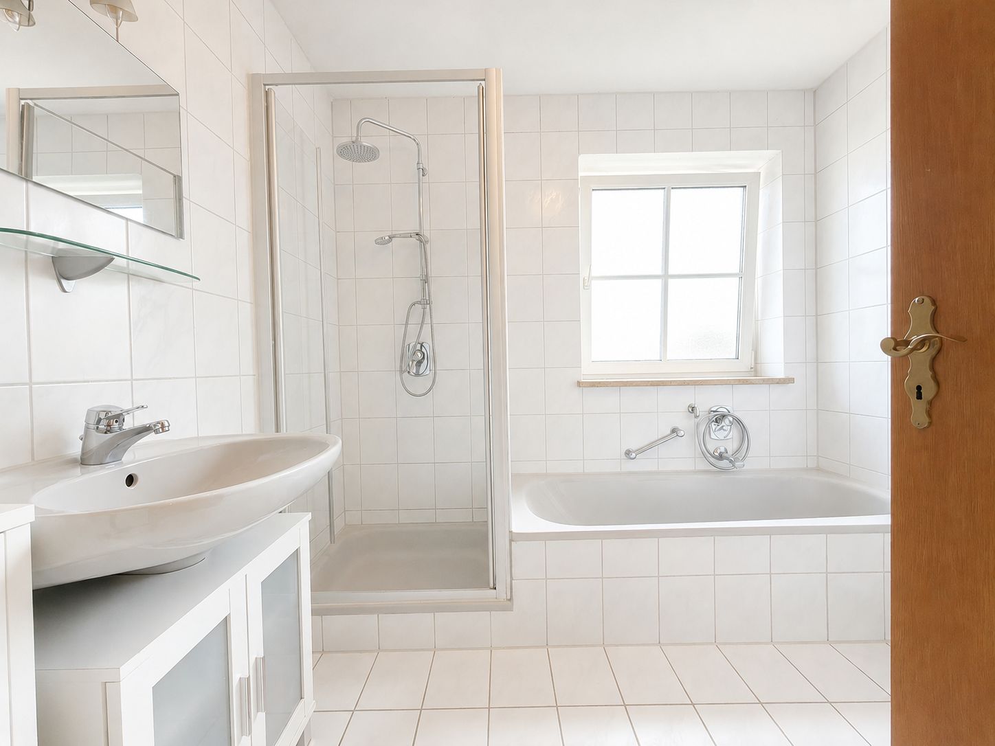 Helles Badezimmer mit Waschbecken, Dusche, Badewanne und Fenster.