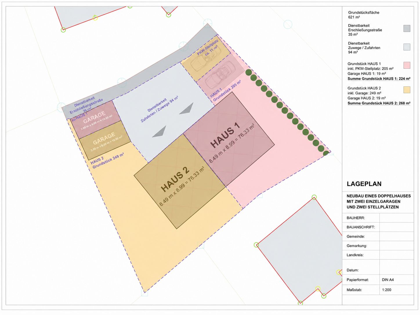 Lageplan mit zwei Häusern, zwei Garagen, Parkplätzen und Zufahrten auf einem Grundstück.
