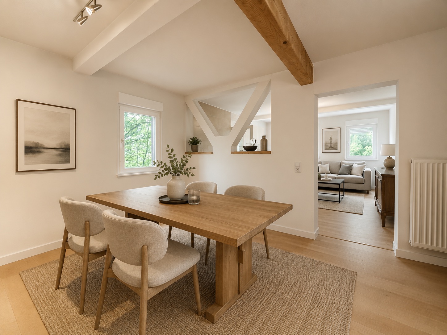 Esszimmer mit Holztisch, vier Stühlen und Dekoration, daneben Zugang zu einem Wohnzimmer.