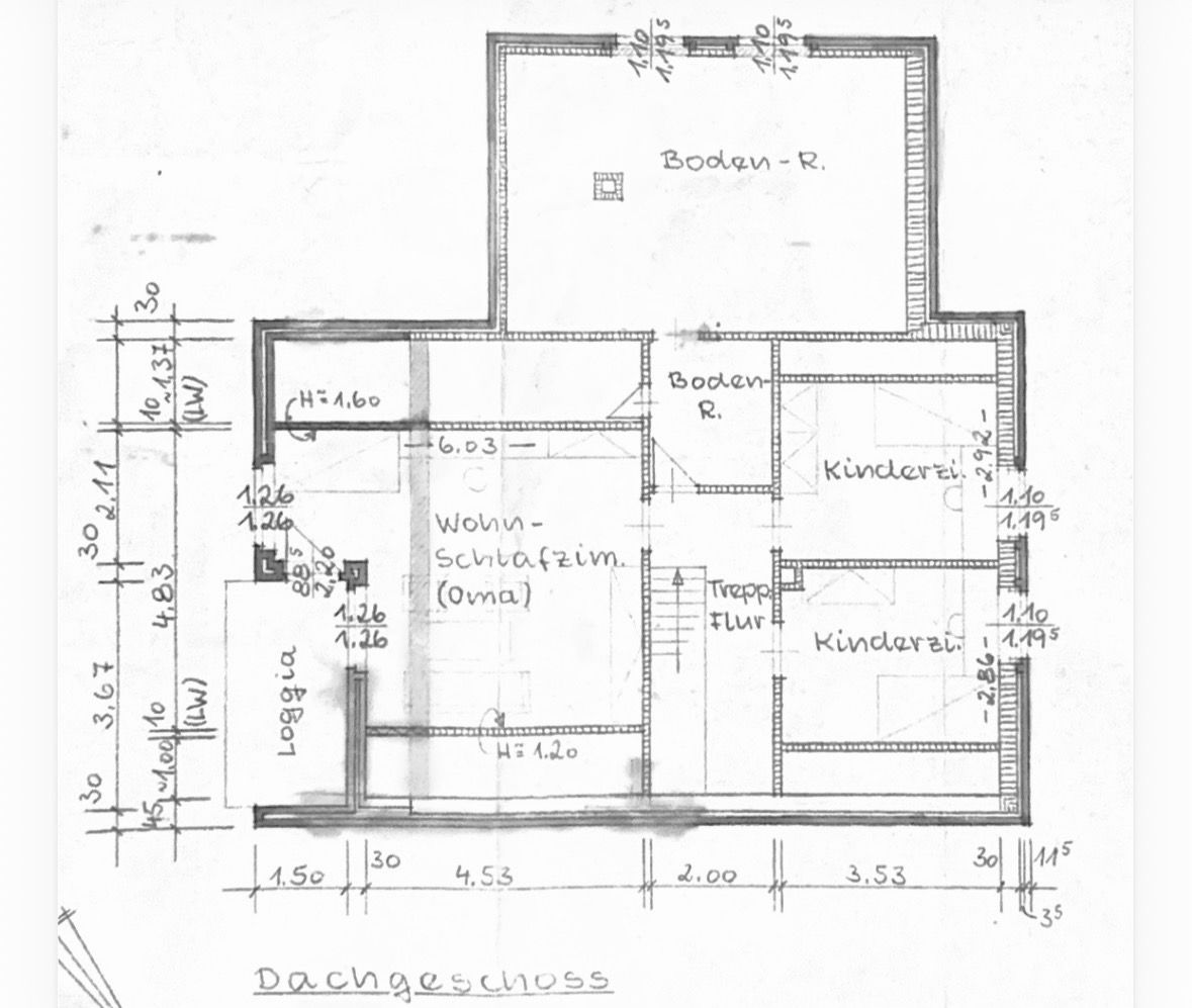 Grundriss eines Dachgeschosses mit Wohn-Schlafzimmer, zwei Kinderzimmern und Loggia.