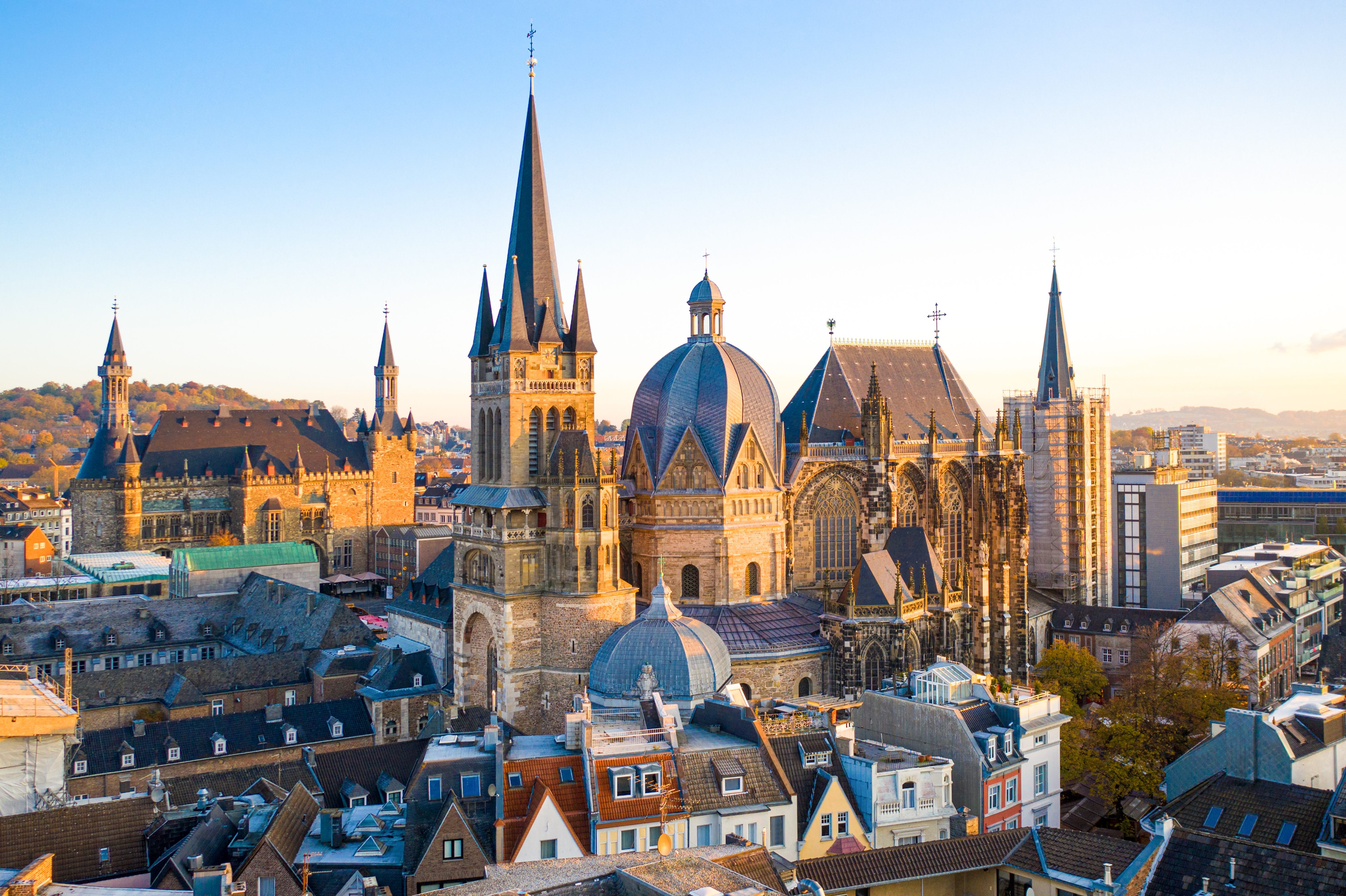 Blick auf historische Gebäude mit vielen Türmen und umliegenden Wohnhäusern.