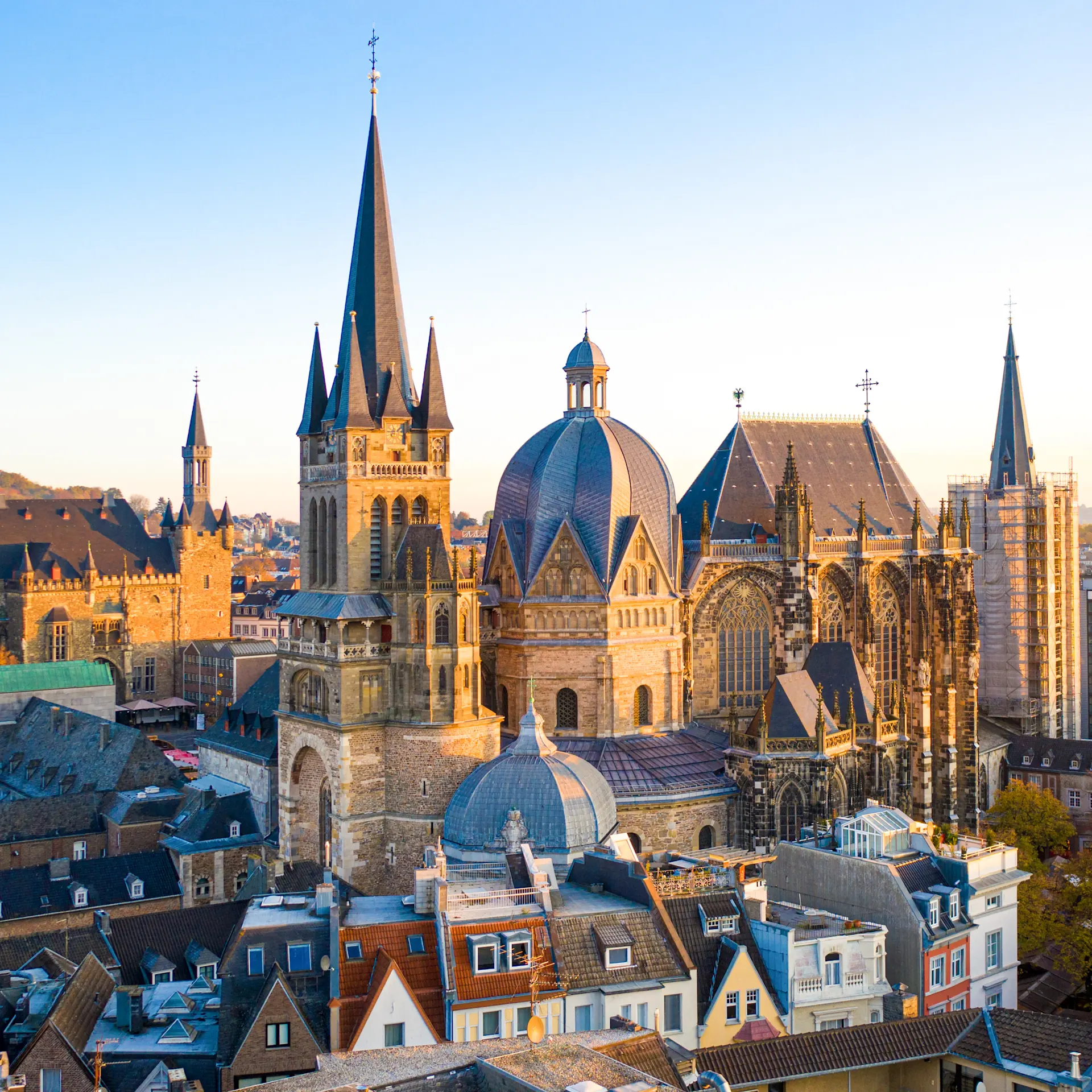 Blick auf historische Gebäude mit vielen Türmen und umliegenden Wohnhäusern.