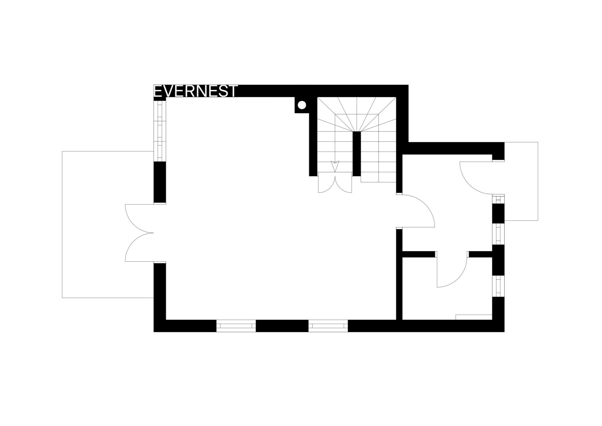 Schwarz-weißer Grundriss eines Wohnhauses mit mehreren Zimmern und Treppe.