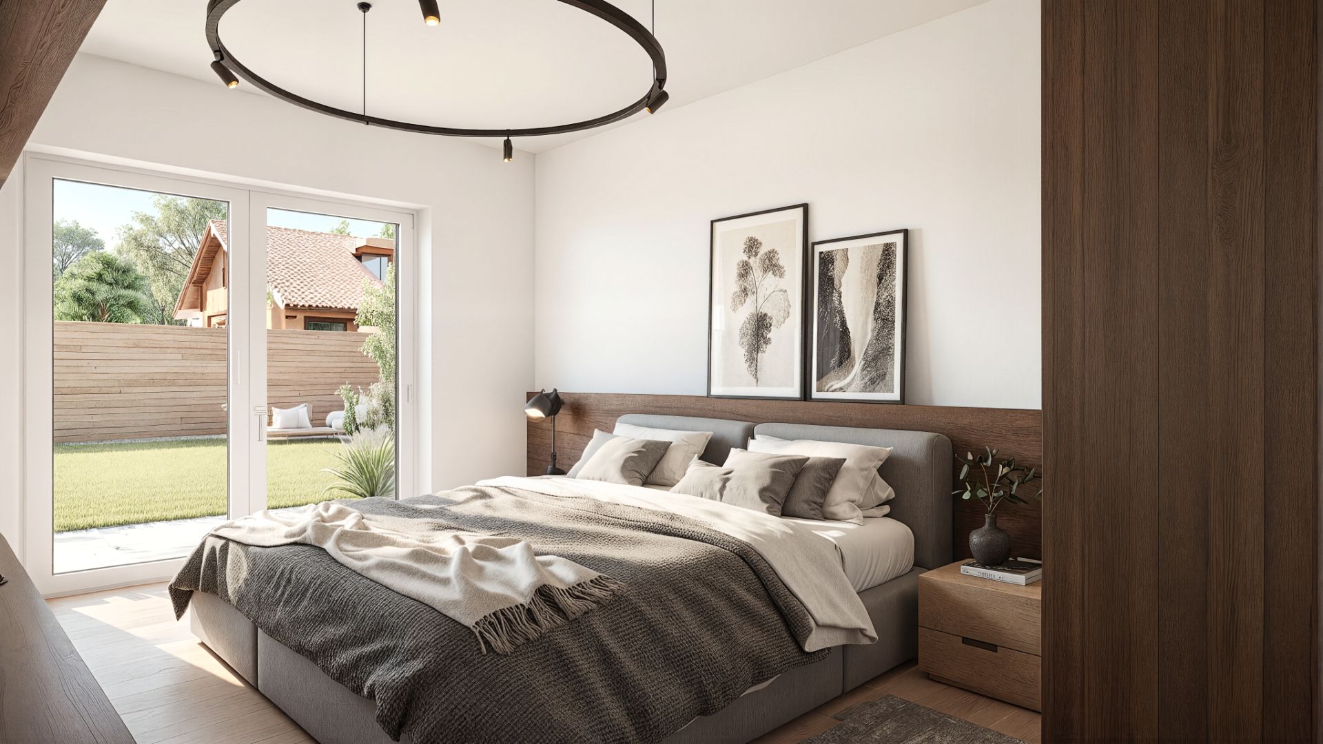 Modernes Schlafzimmer mit großem Bett, Holzmöbeln und Blick auf den Garten durch eine Glastür.