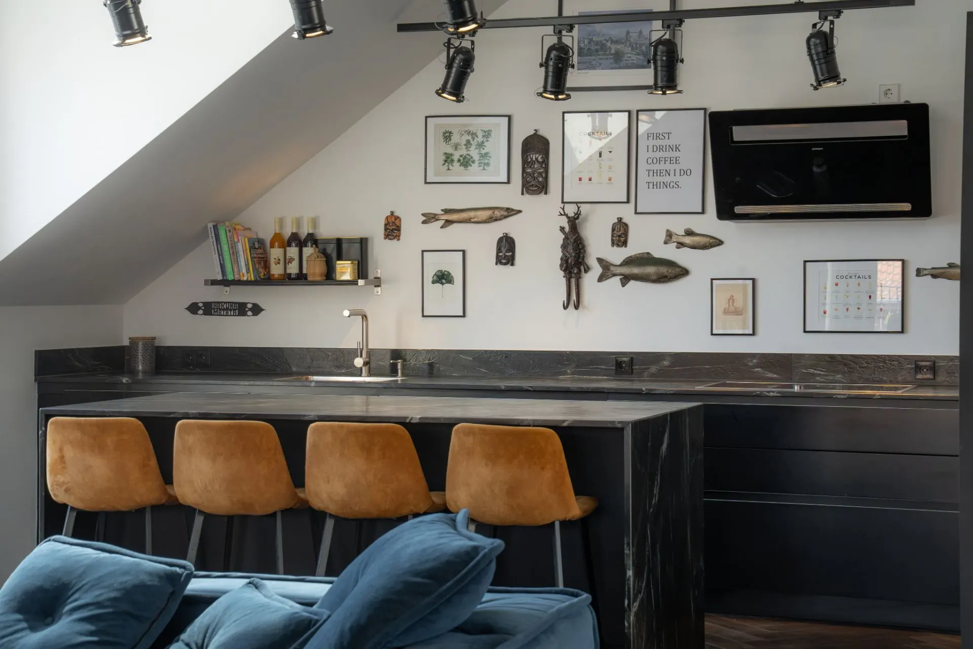 Moderne Wohnküche mit dunkler Theke, vier braunen Barhockern und Wanddekoration.