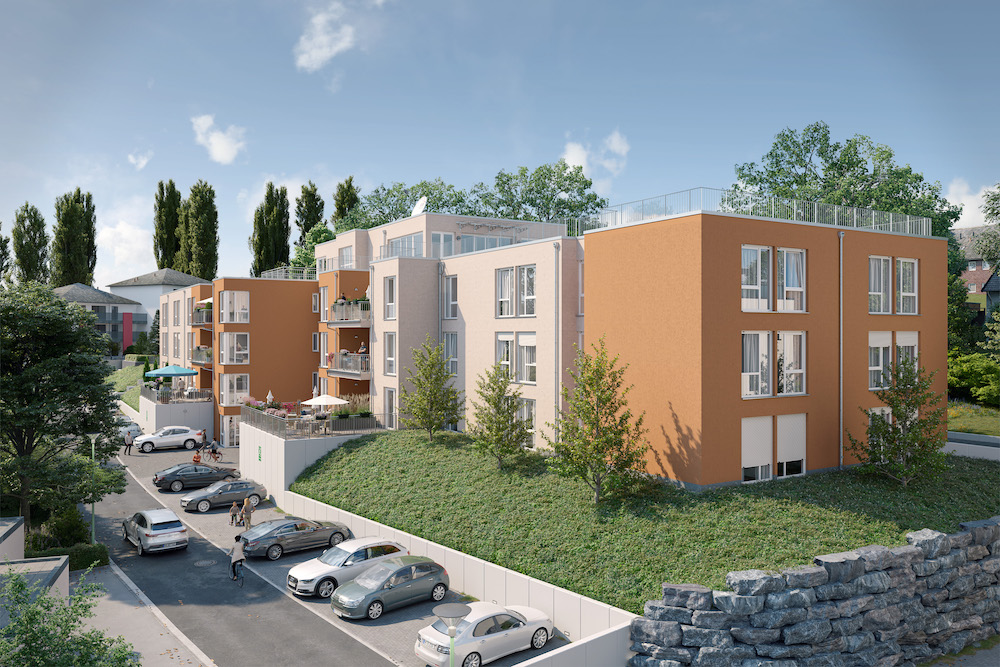Mehrfamilienhaus mit oranger Fassade, Balkonen, Parkplatz und Bäumen im Vordergrund.