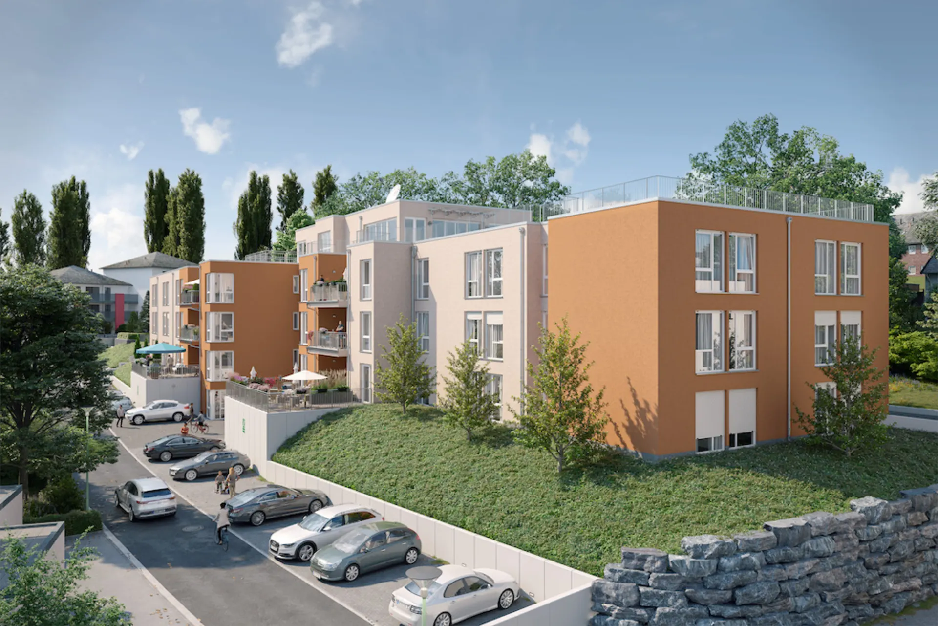 Mehrfamilienhaus mit oranger Fassade, Balkonen, Parkplatz und Bäumen im Vordergrund.