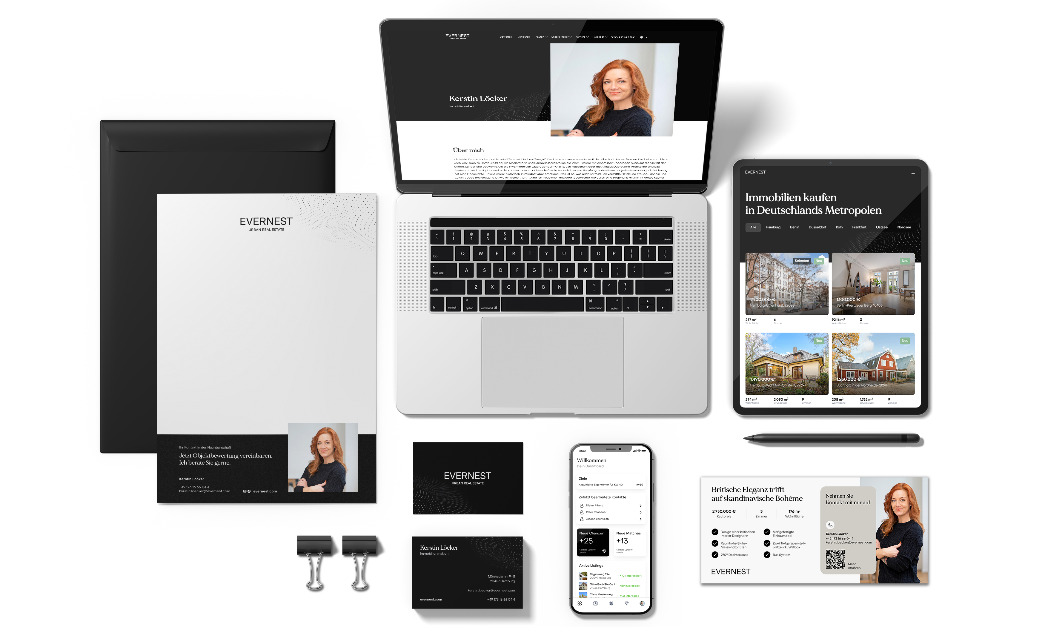 Verschiedene Büroartikel und Geräte mit Immobilienanzeigen und Porträtfotos sind auf einem Tisch angeordnet.