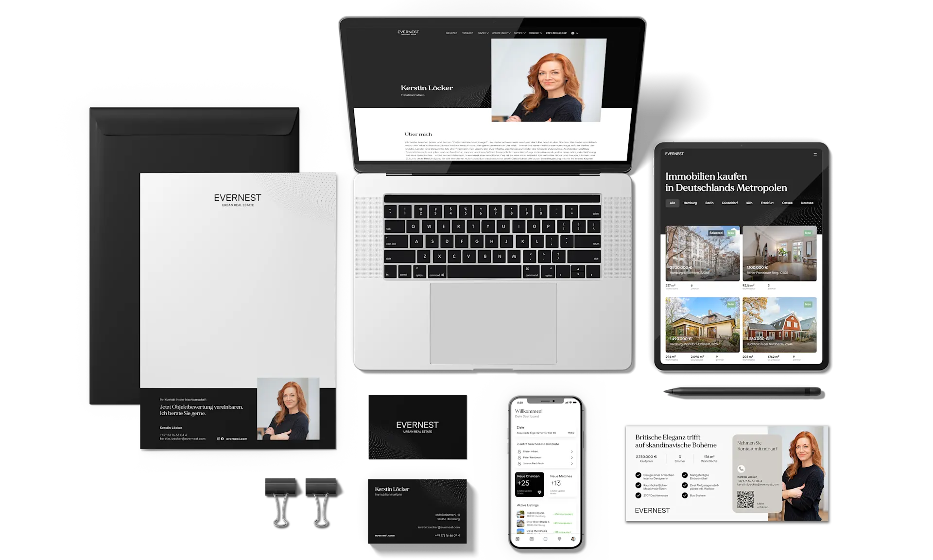 Verschiedene Büroartikel und Geräte mit Immobilienanzeigen und Porträtfotos sind auf einem Tisch angeordnet.