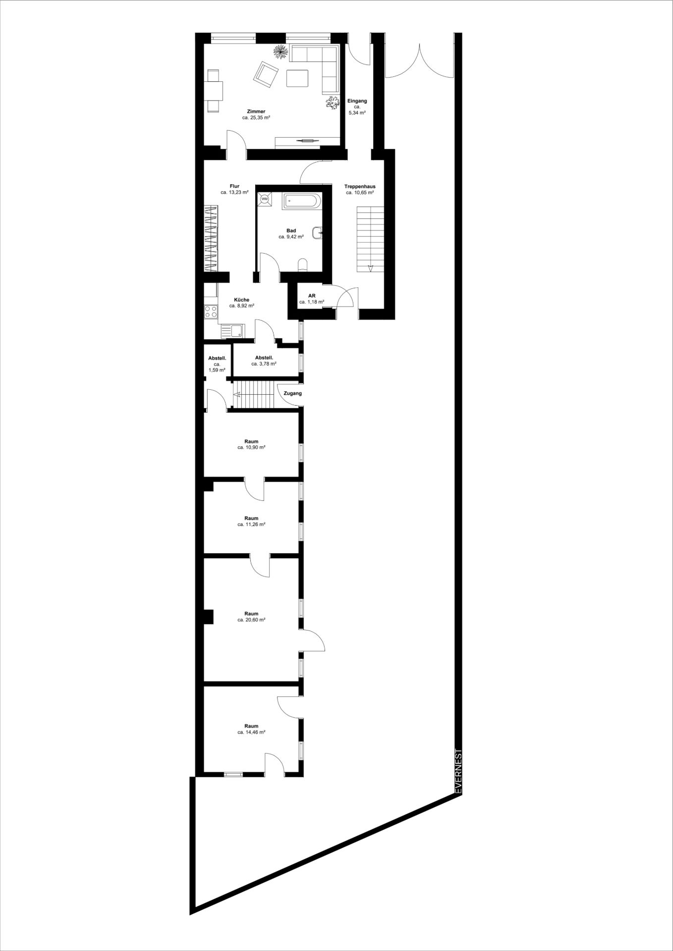 Grundriss eines länglichen Wohnhauses mit mehreren Zimmern, Küche, Bad und Abstellräumen.