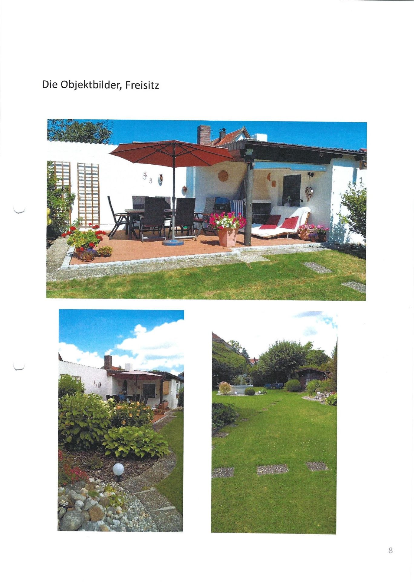 Terrasse mit Sitzgruppe, Sonnenschirm und Liege, umgeben von Garten mit Rasen und Blumen.