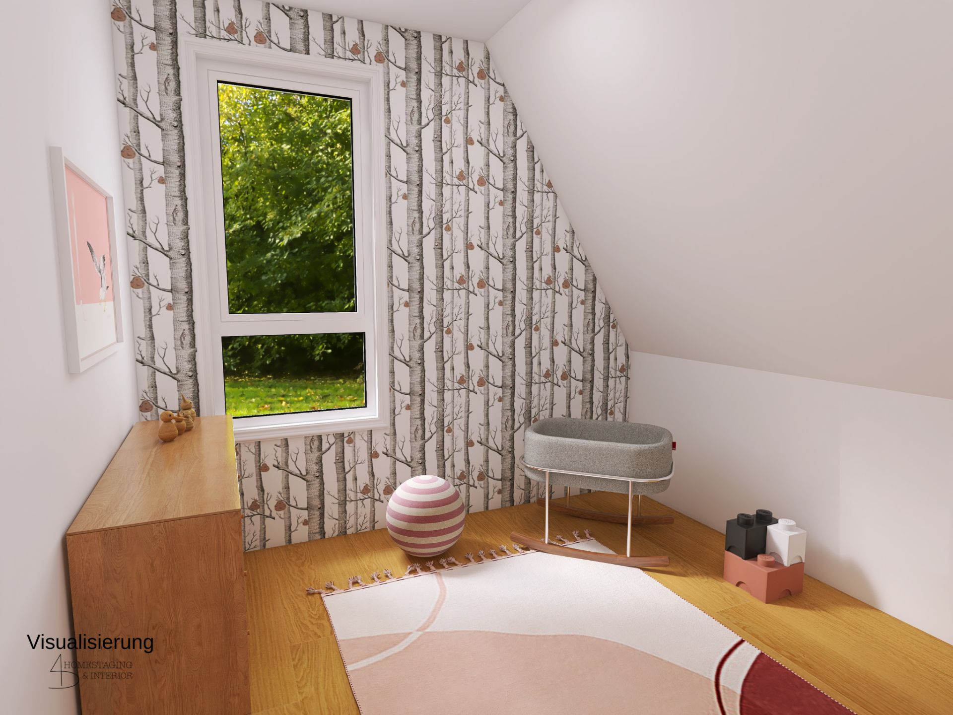 Kinderzimmer mit gemusterter Tapete, Fenster, Holzboden, Kommode, Teppich und Schaukelwiege.