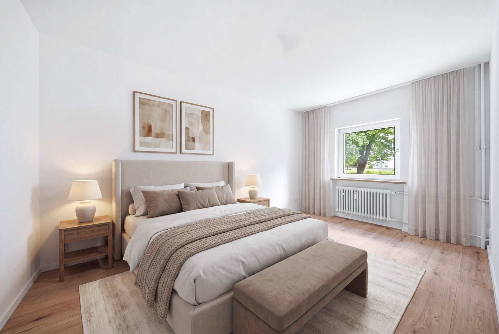 Helles Schlafzimmer mit Doppelbett, zwei Nachttischen, Fenster und Holzboden.