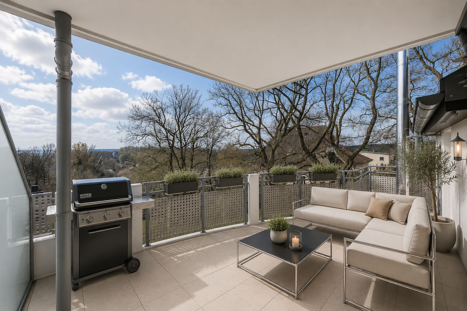 Moderne Terrasse mit Sofa, Tisch, Grill und Blick auf Bäume.