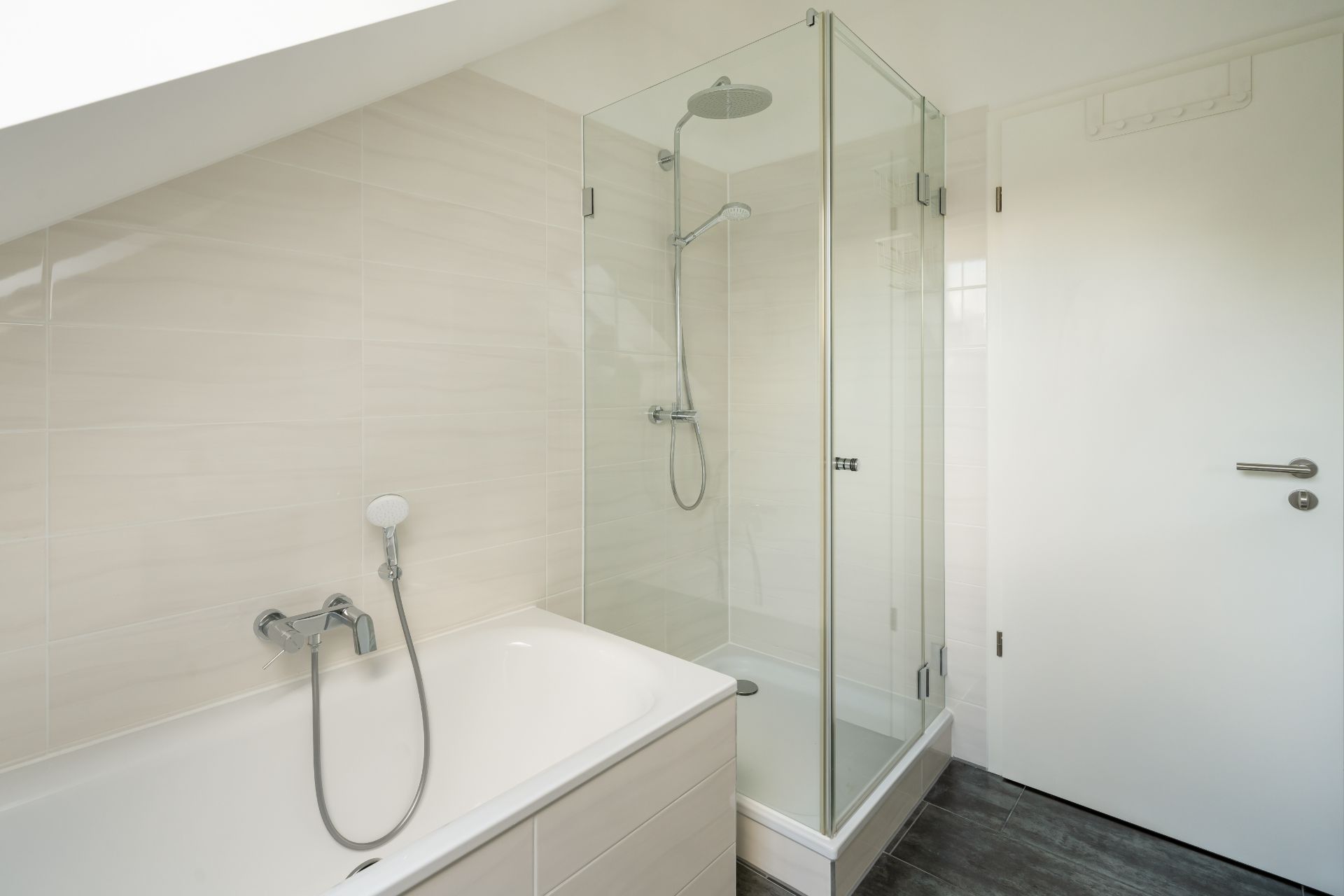 Modernes Badezimmer mit Badewanne und einer Ecke-Dusche mit Glastüren.