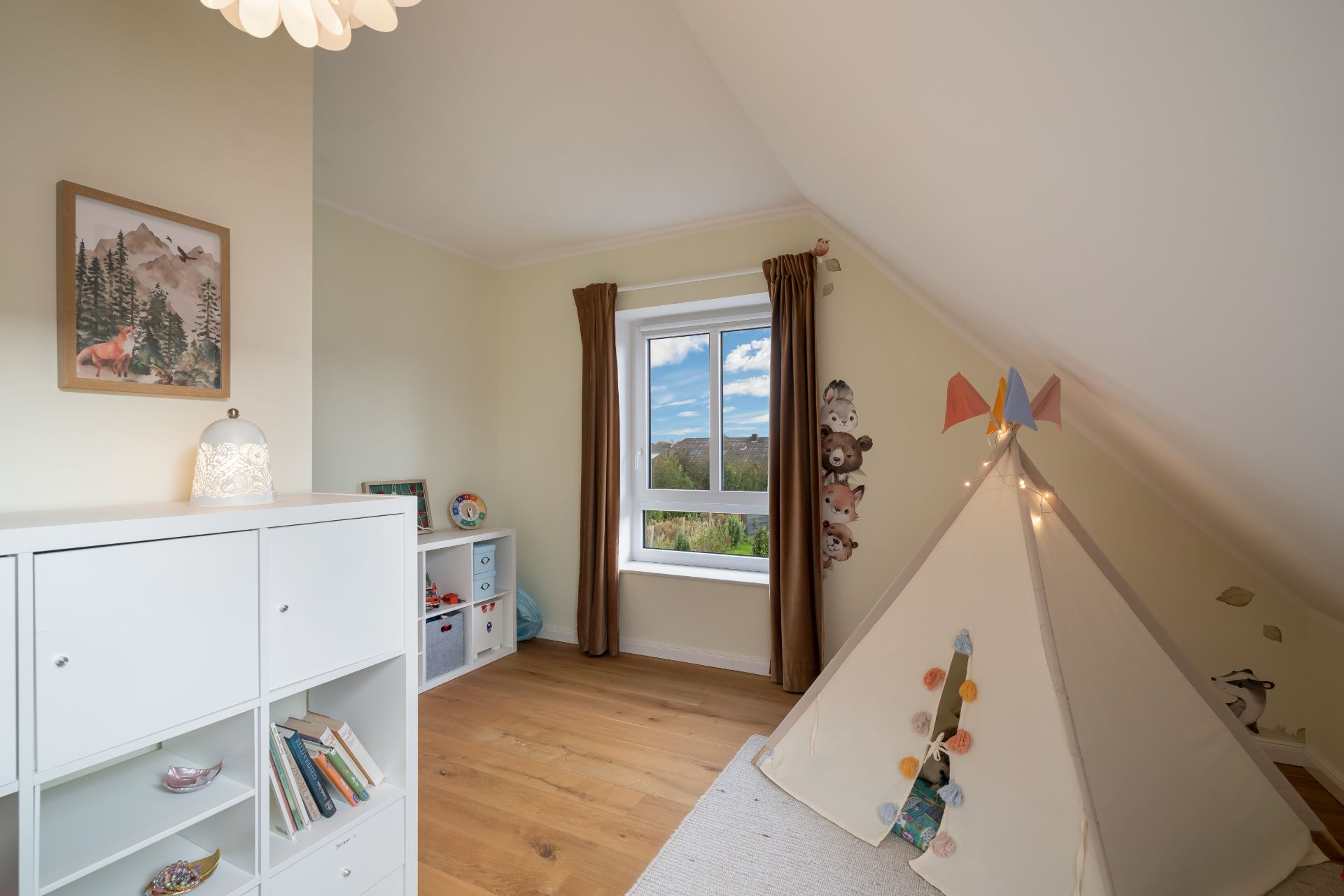 Kinderzimmer mit Spielzelt, Bücherregal, Fenster mit braunen Vorhängen und Holzboden.