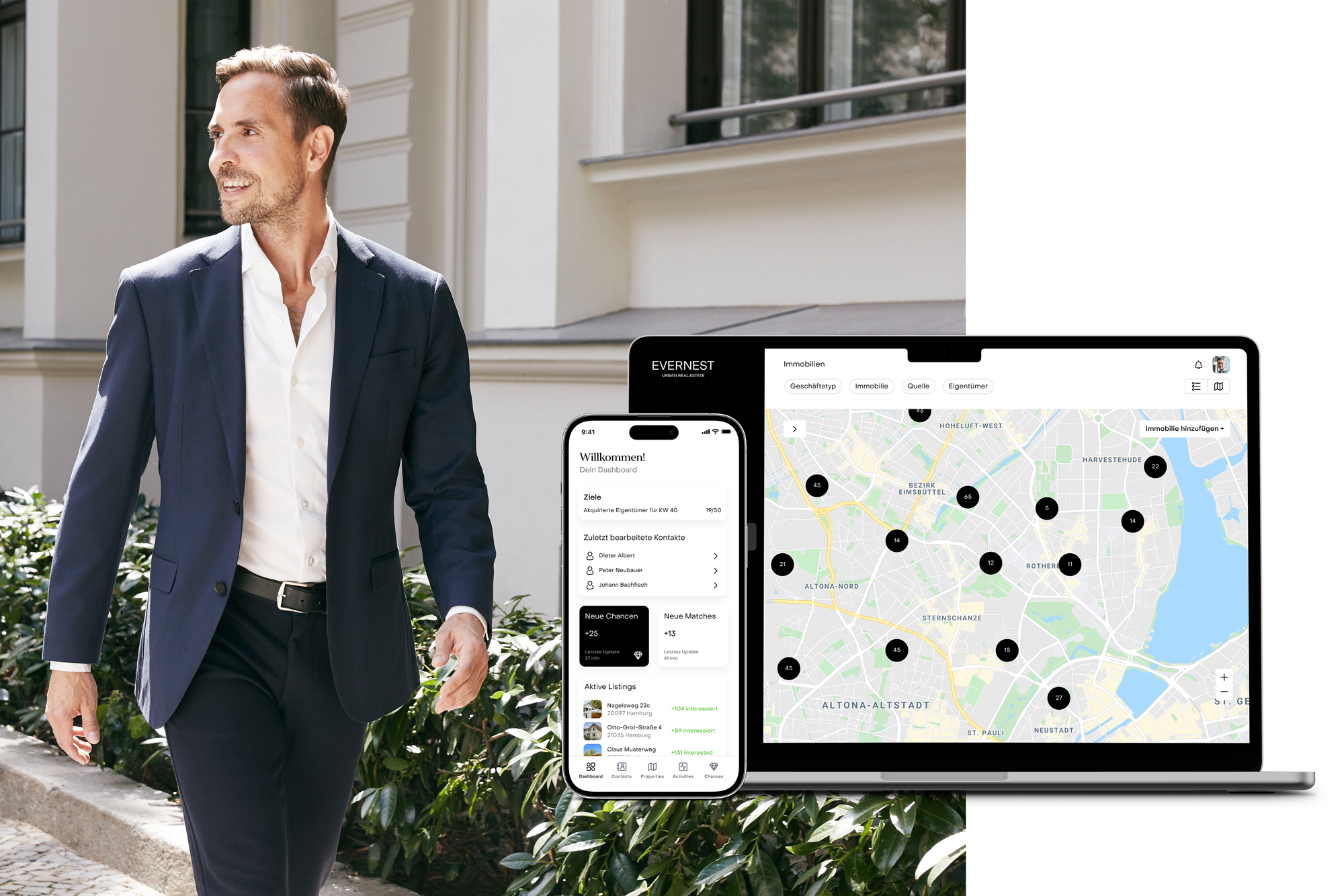 Mann im Anzug geht vor Wohngebäude, daneben Smartphone und Laptop mit Immobilien-App.