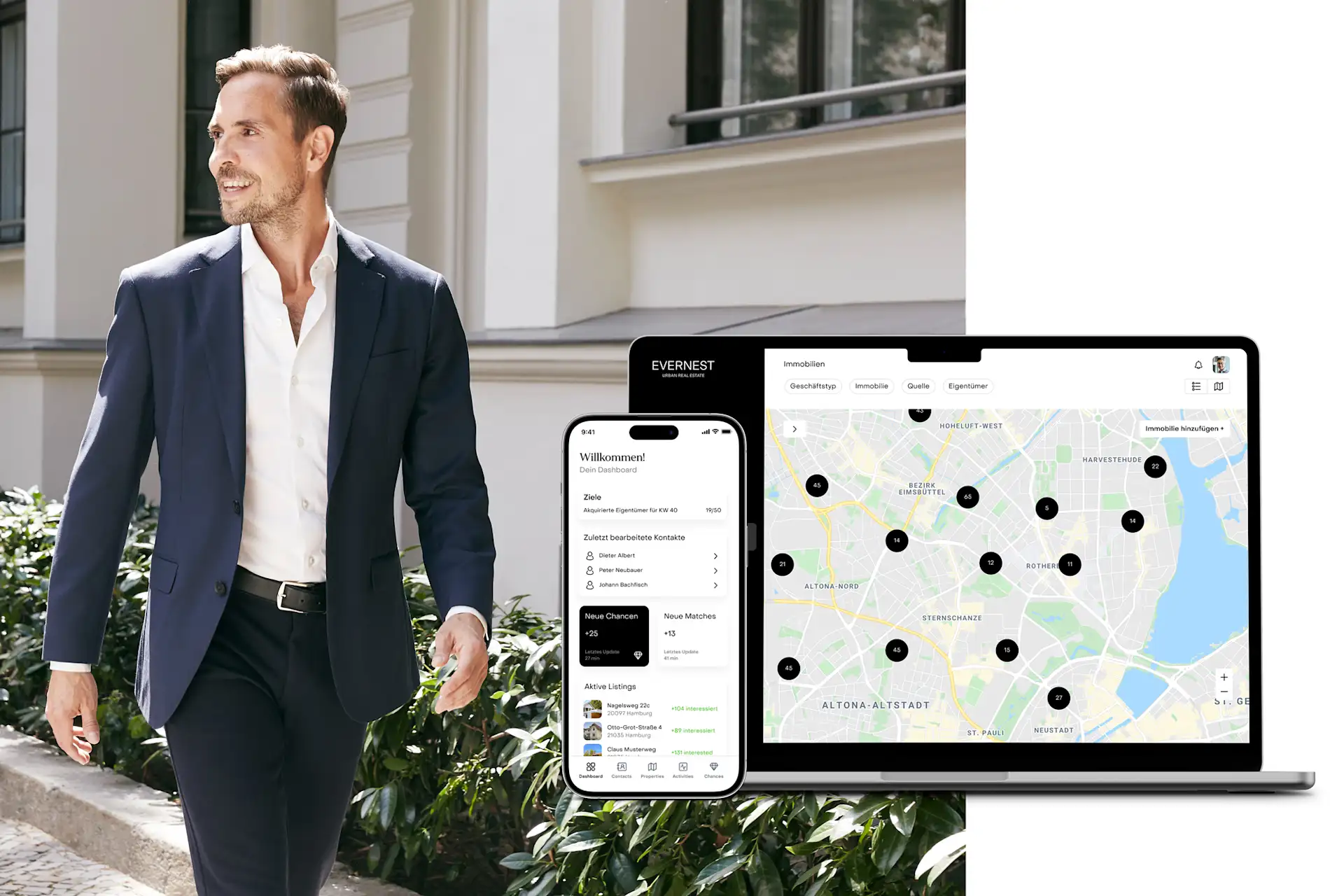 Mann im Anzug geht vor Wohngebäude, daneben Smartphone und Laptop mit Immobilien-App.