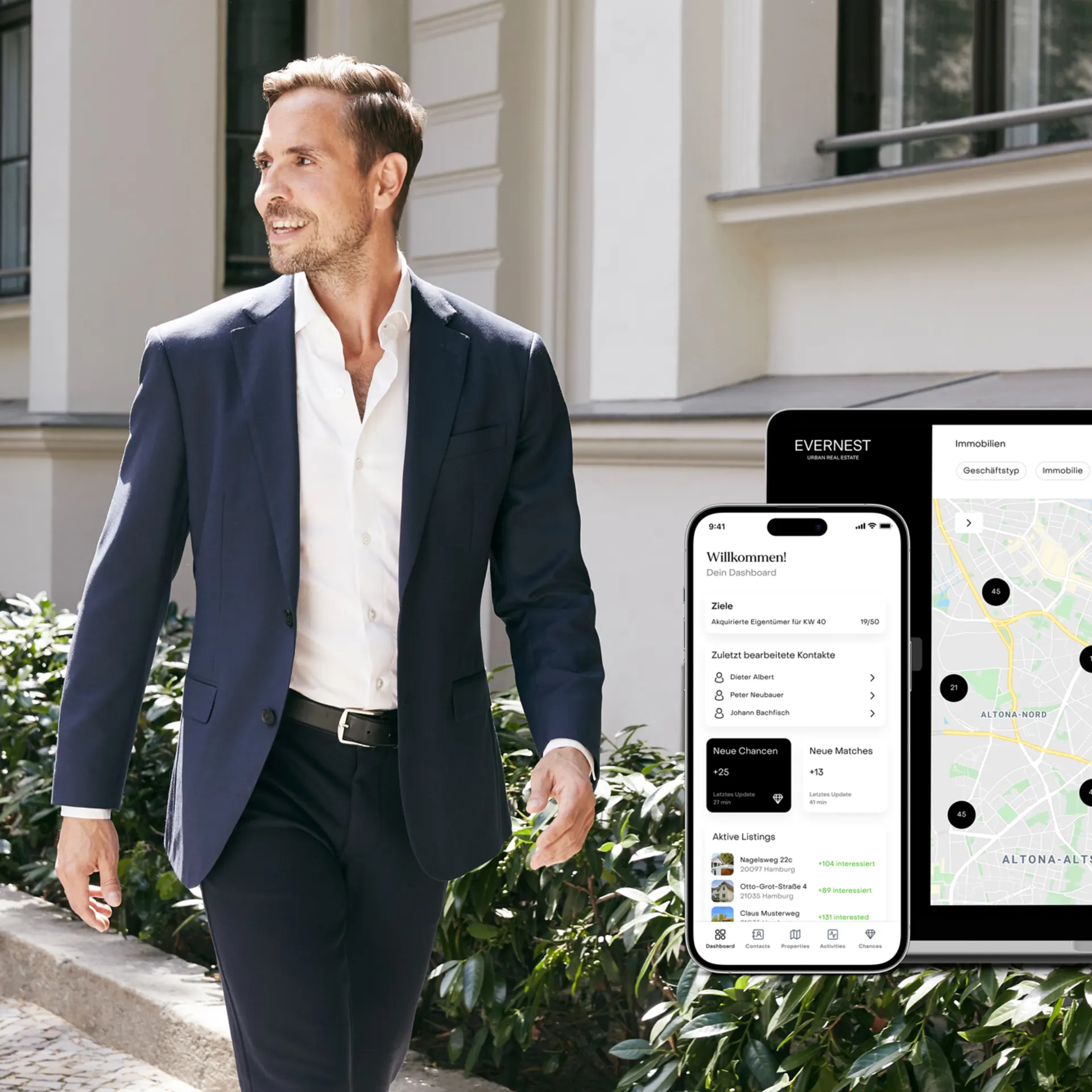 Mann im Anzug geht vor Wohngebäude, daneben Smartphone und Laptop mit Immobilien-App.