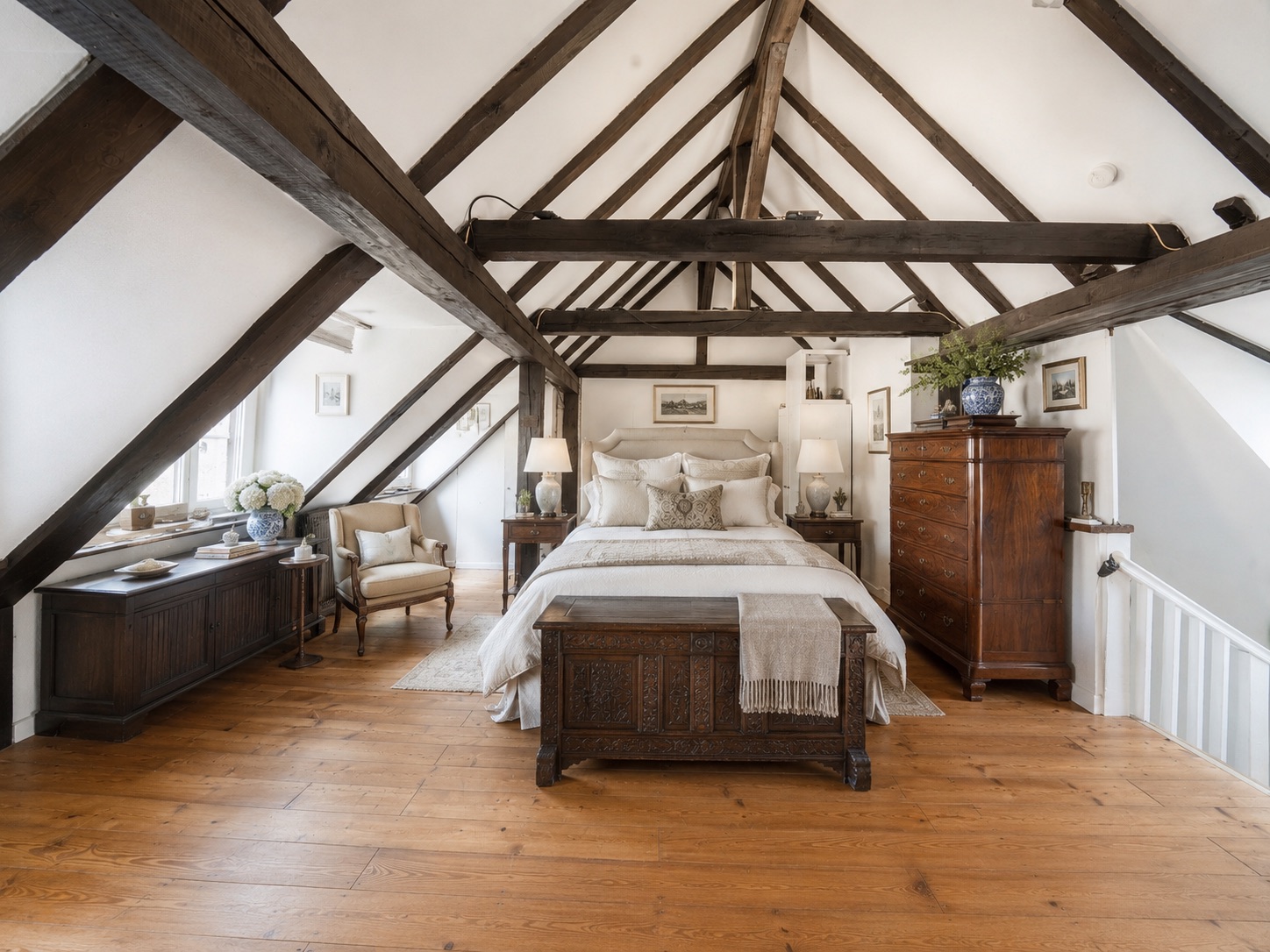 Schlafzimmer mit Holzbalkendecke, großem Bett, Holzmöbeln und Holzfußboden.