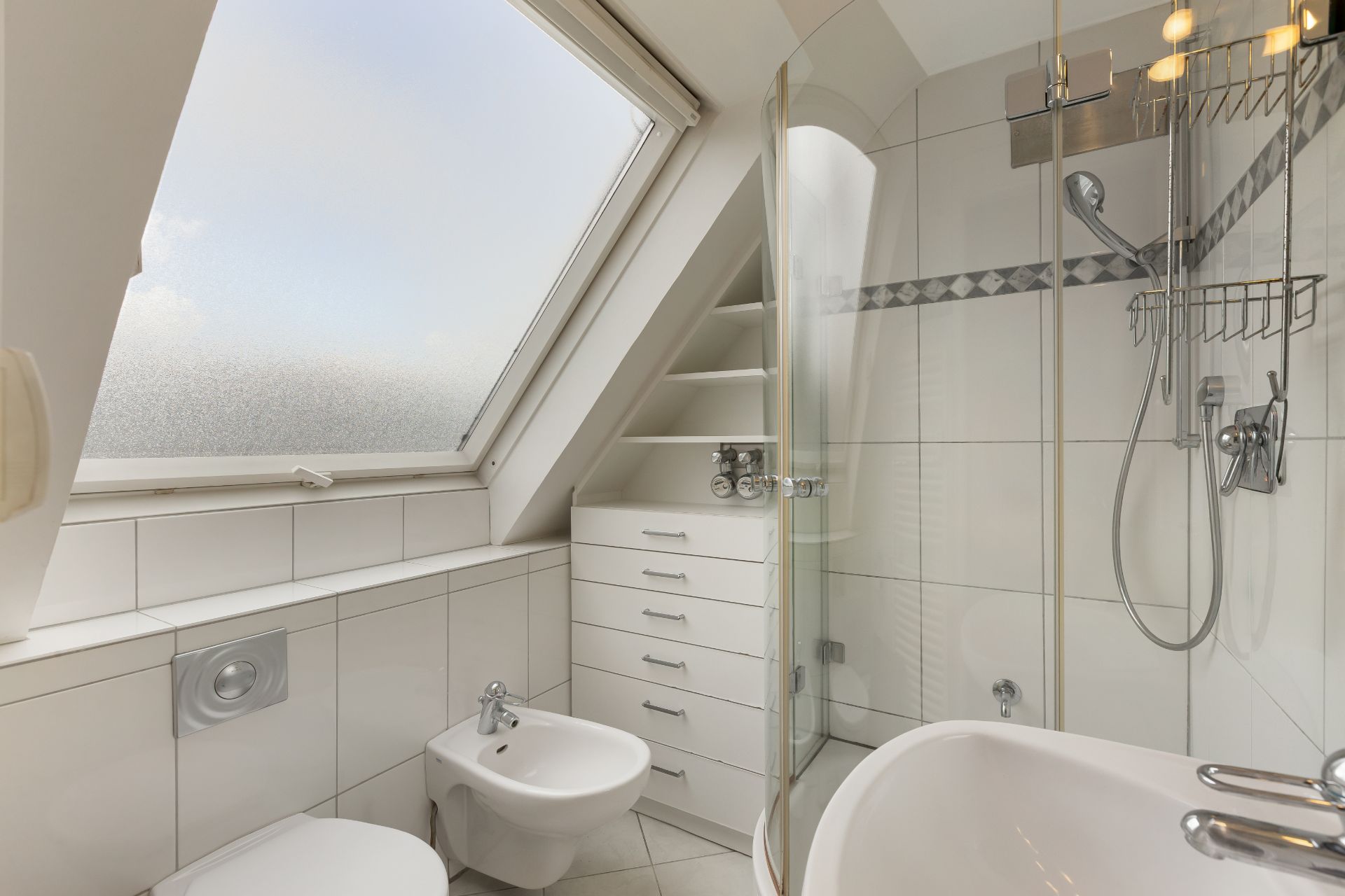 Modernes Badezimmer mit großer Fensterfront, Dusche, Bidet, Schränken und Ablagen.