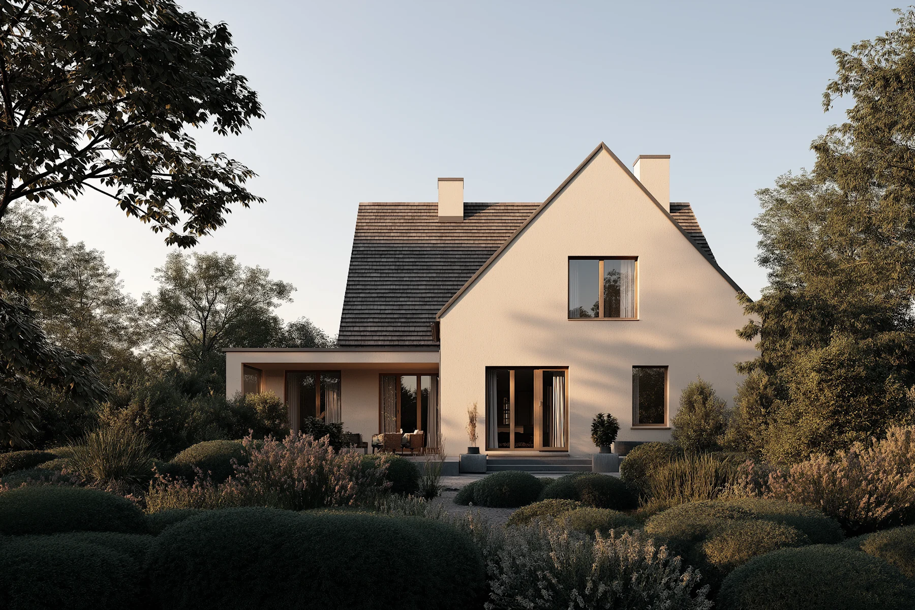 Modernes Einfamilienhaus mit Satteldach und großer Fensterfront, umgeben von Garten und Büschen.
