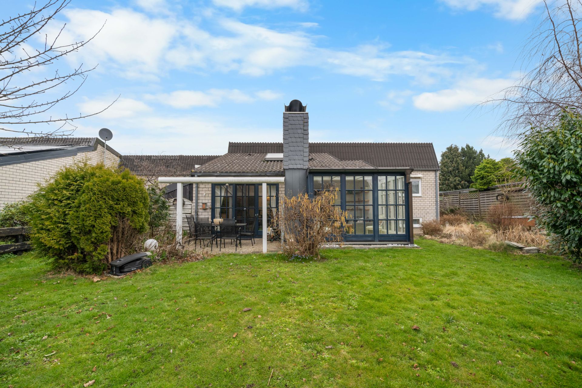 Einfamilienhaus mit Wintergarten, Terrasse und großem Garten bei Tageslicht