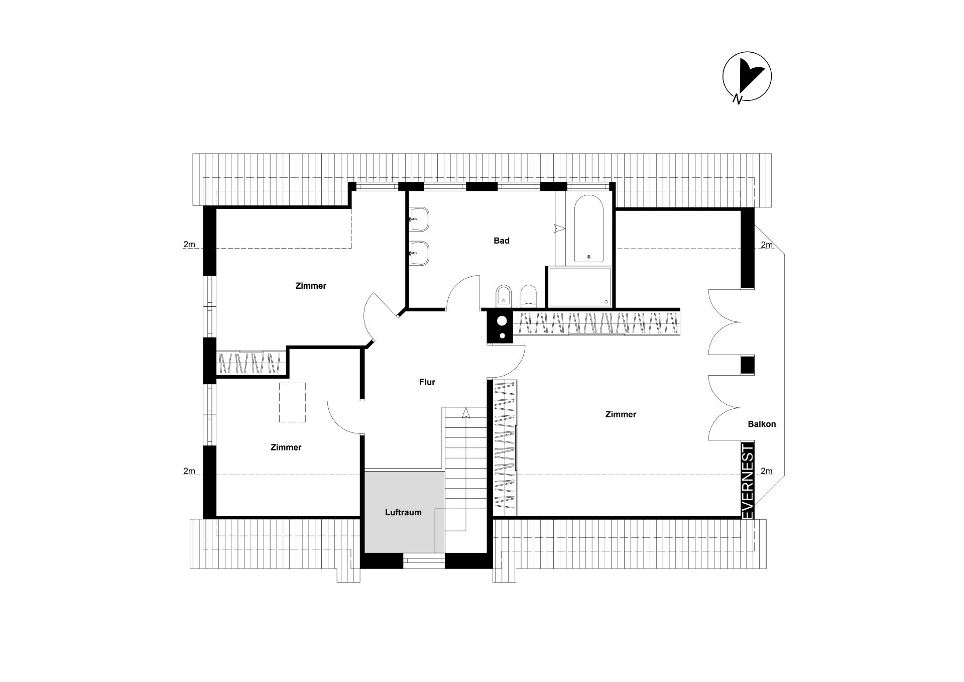 Grundriss mit Flur, Bad, drei Zimmern, Balkon und Treppe.