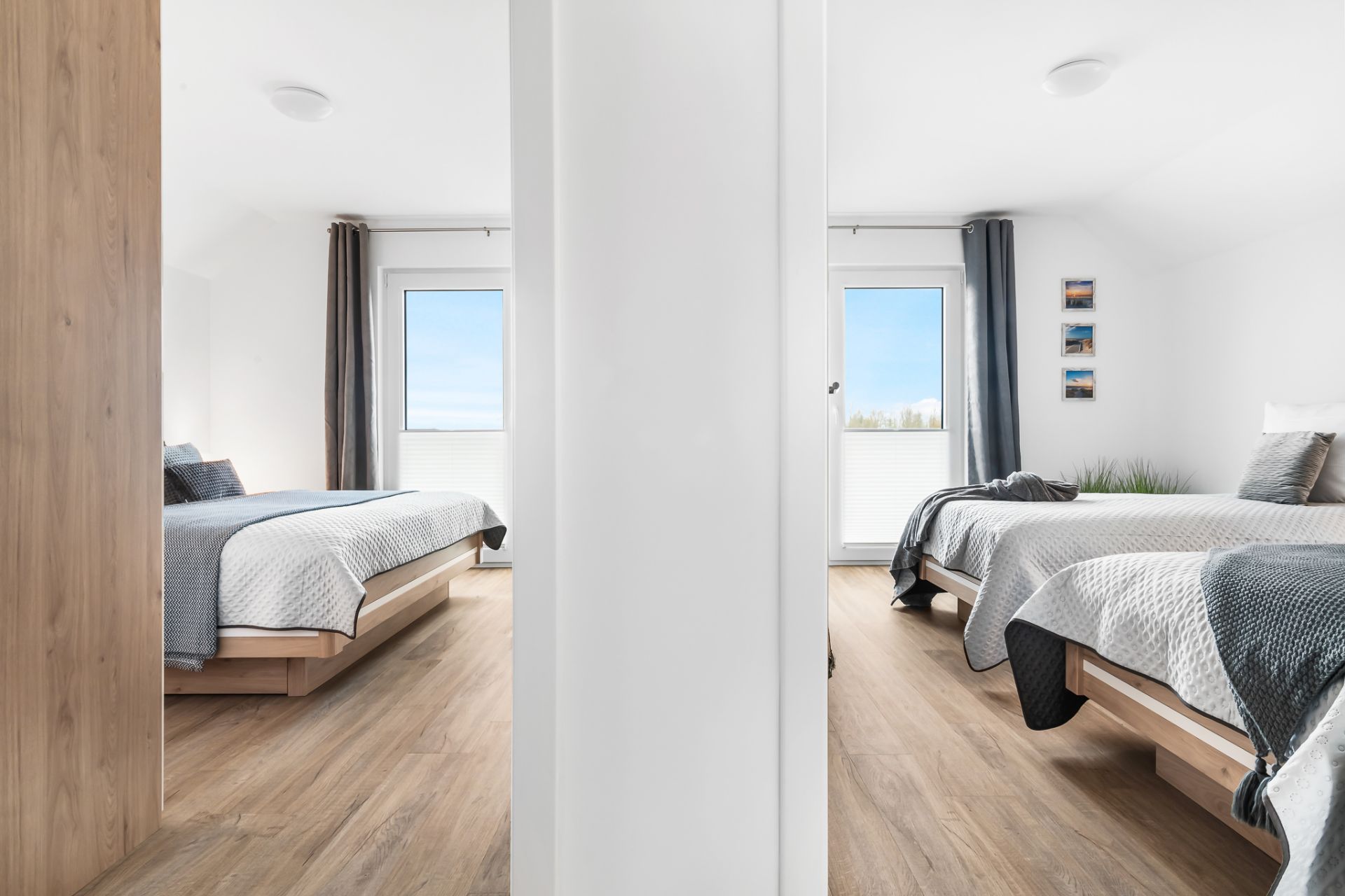 Zwei helle Schlafzimmer mit Holzboden und großen Fenstern, getrennt durch eine Wand.