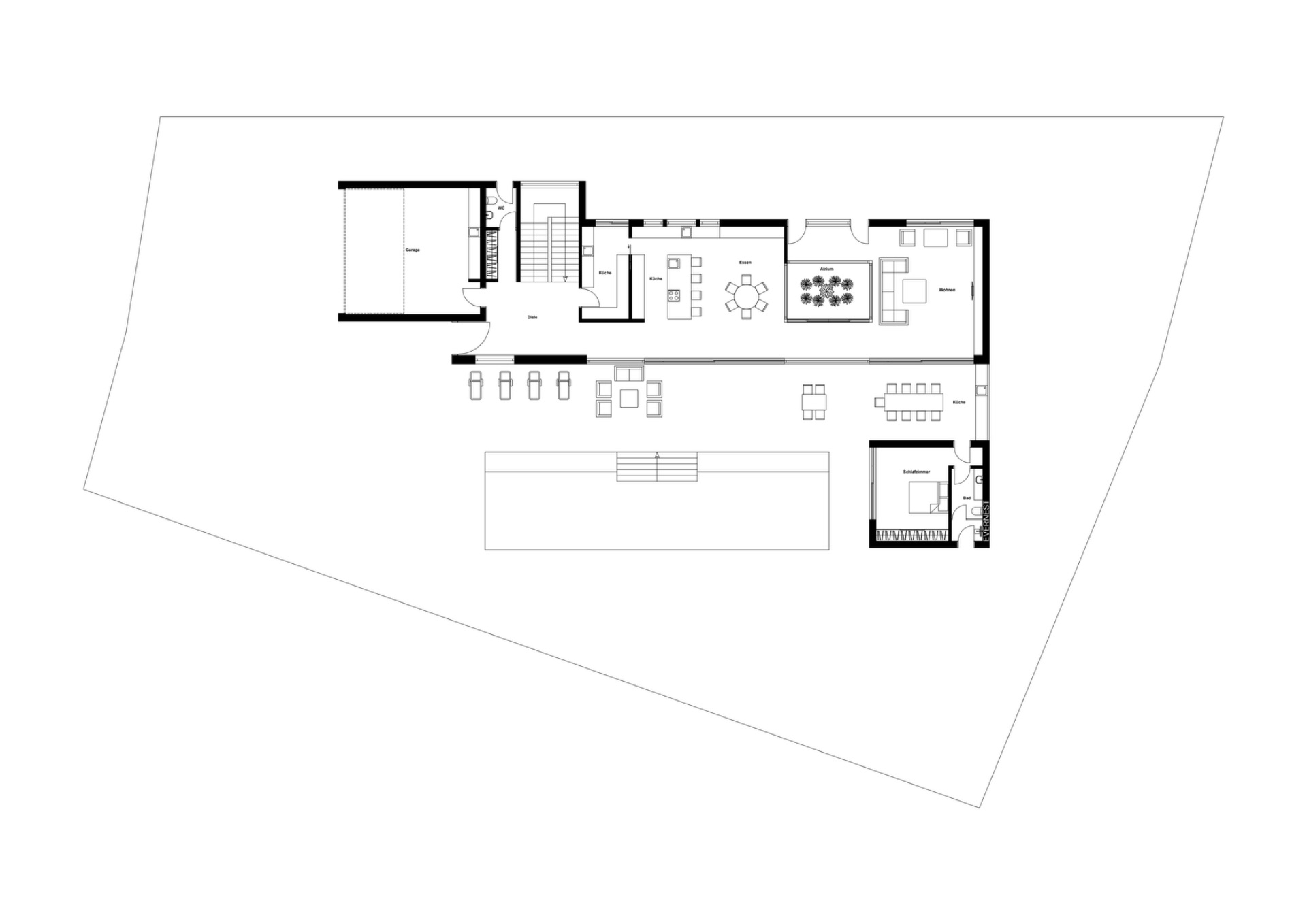 Grundriss eines Wohnhauses mit mehreren Zimmern, Terrasse und großem rechteckigem Außenbereich.