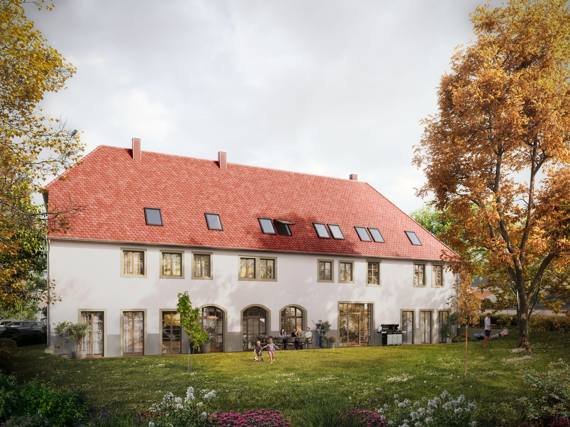 Wohngebäude mit rotem Dach, großen Fenstern und Garten mit Menschen vor dem Haus.