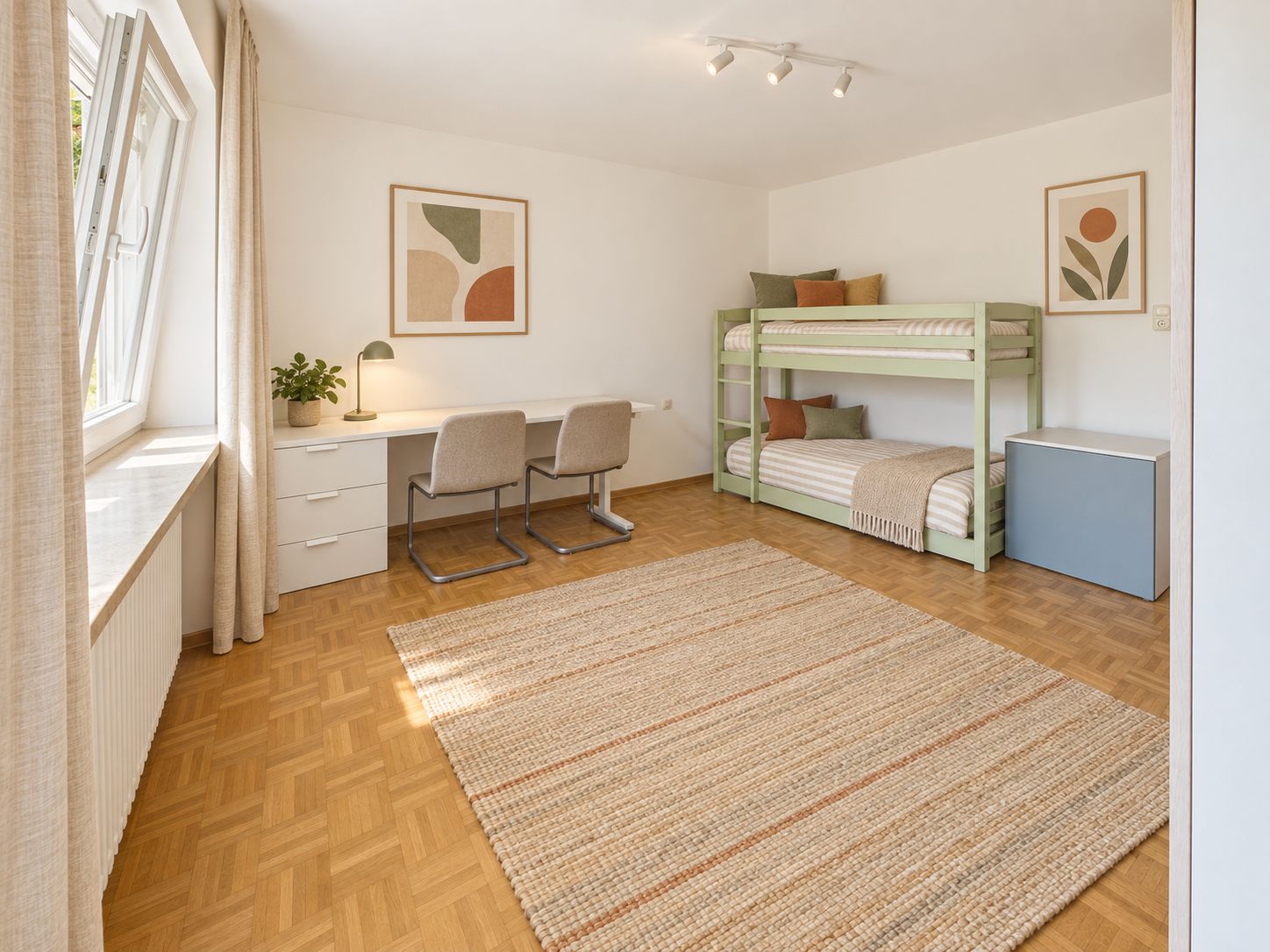 Helles Zimmer mit Etagenbett, Schreibtisch, zwei Stühlen und großem Teppich auf Holzfußboden.