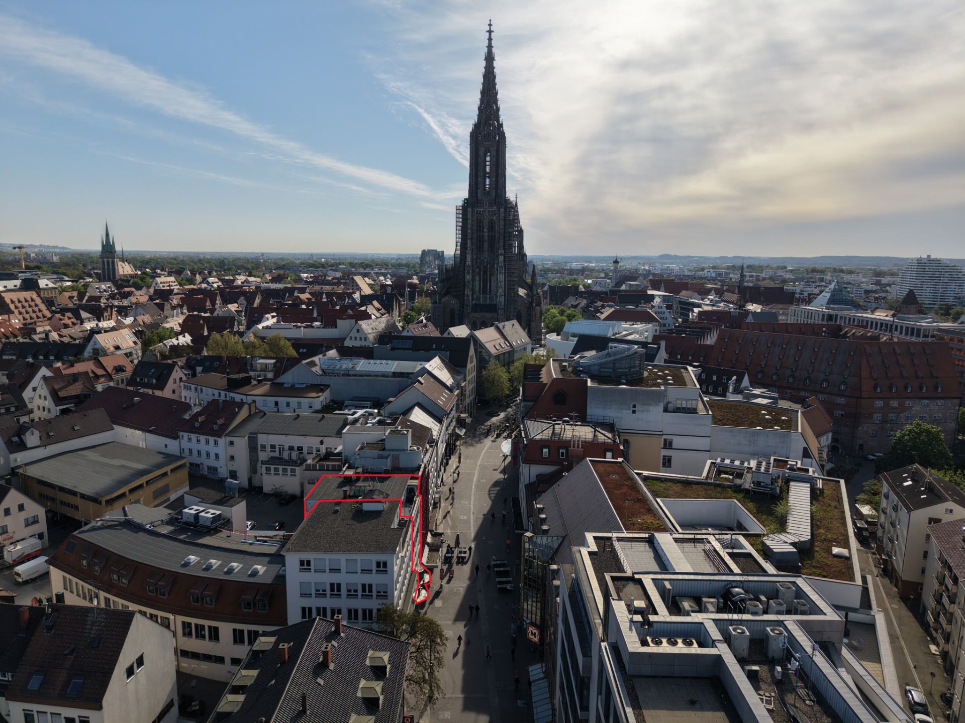 Stadtansicht mit vielen Häusern und einer großen Kirche in der Mitte.