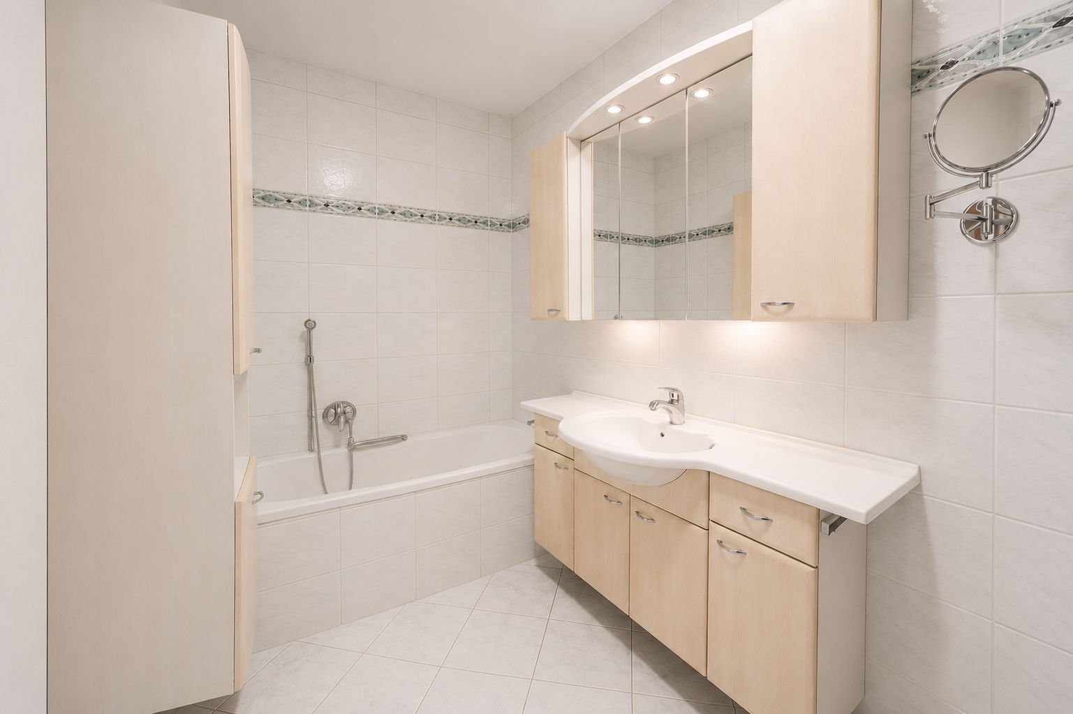 Badezimmer mit Wanne (2. OG)