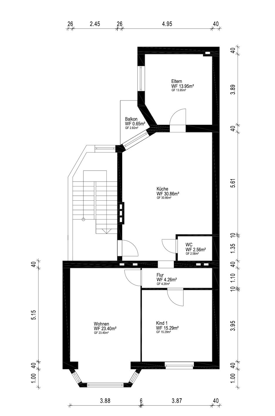 Grundriss mit Zimmern: Eltern, Kind, Wohnen, Küche, WC, Flur und kleinem Balkon.