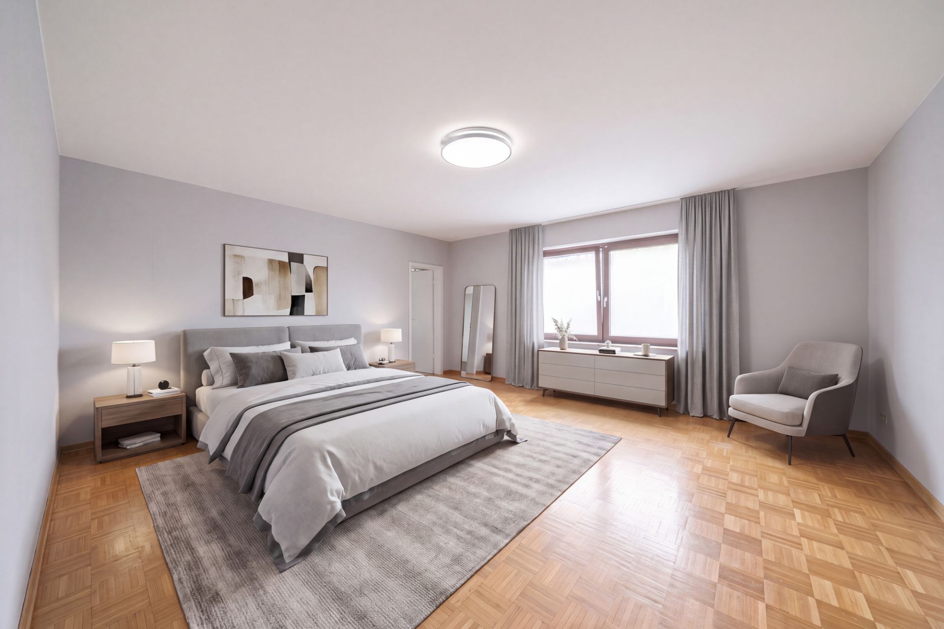 Helles Schlafzimmer mit großem Bett, Teppich, Kommode, Spiegel und Sessel am Fenster.