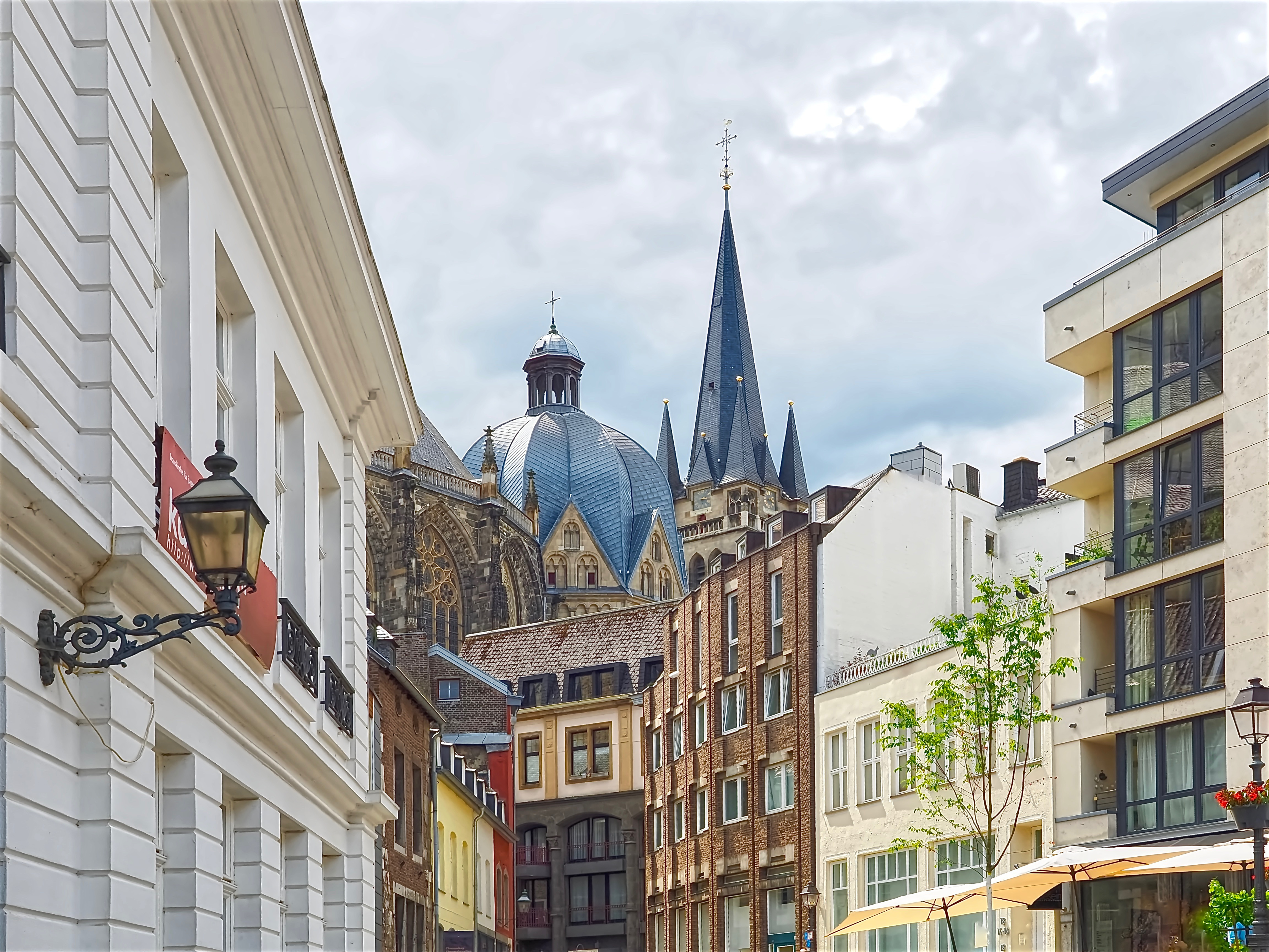 Blick auf Wohngebäude und eine Kirche mit Kuppel und Turm im Hintergrund.