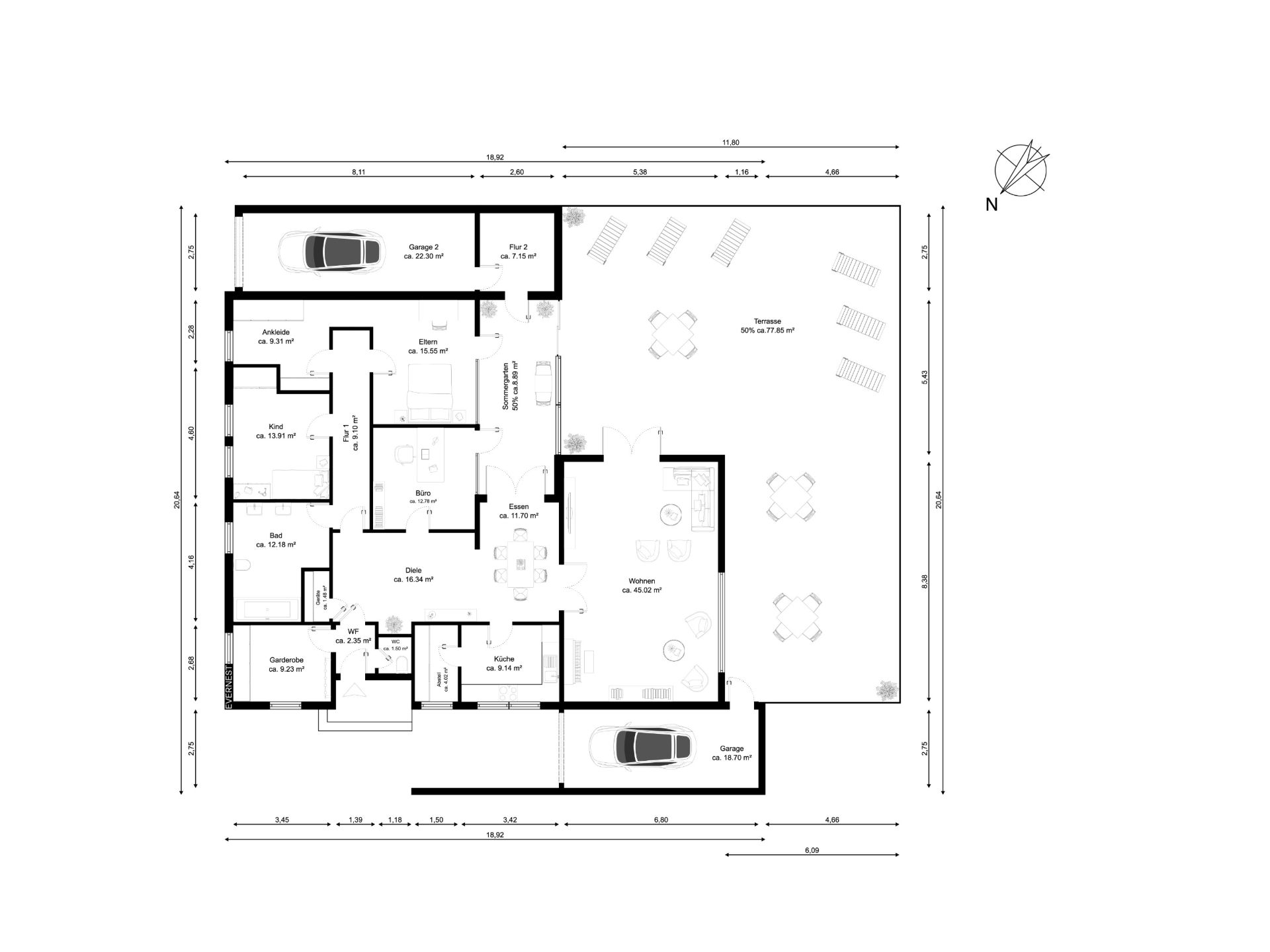 Grundriss eines Wohnhauses mit Garage, mehreren Zimmern und großer Terrasse.