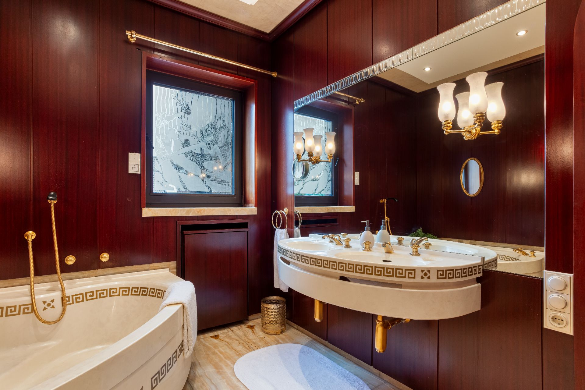 Luxuriöses Badezimmer mit Eckbadewanne, Doppelwaschbecken und Holzverkleidung.