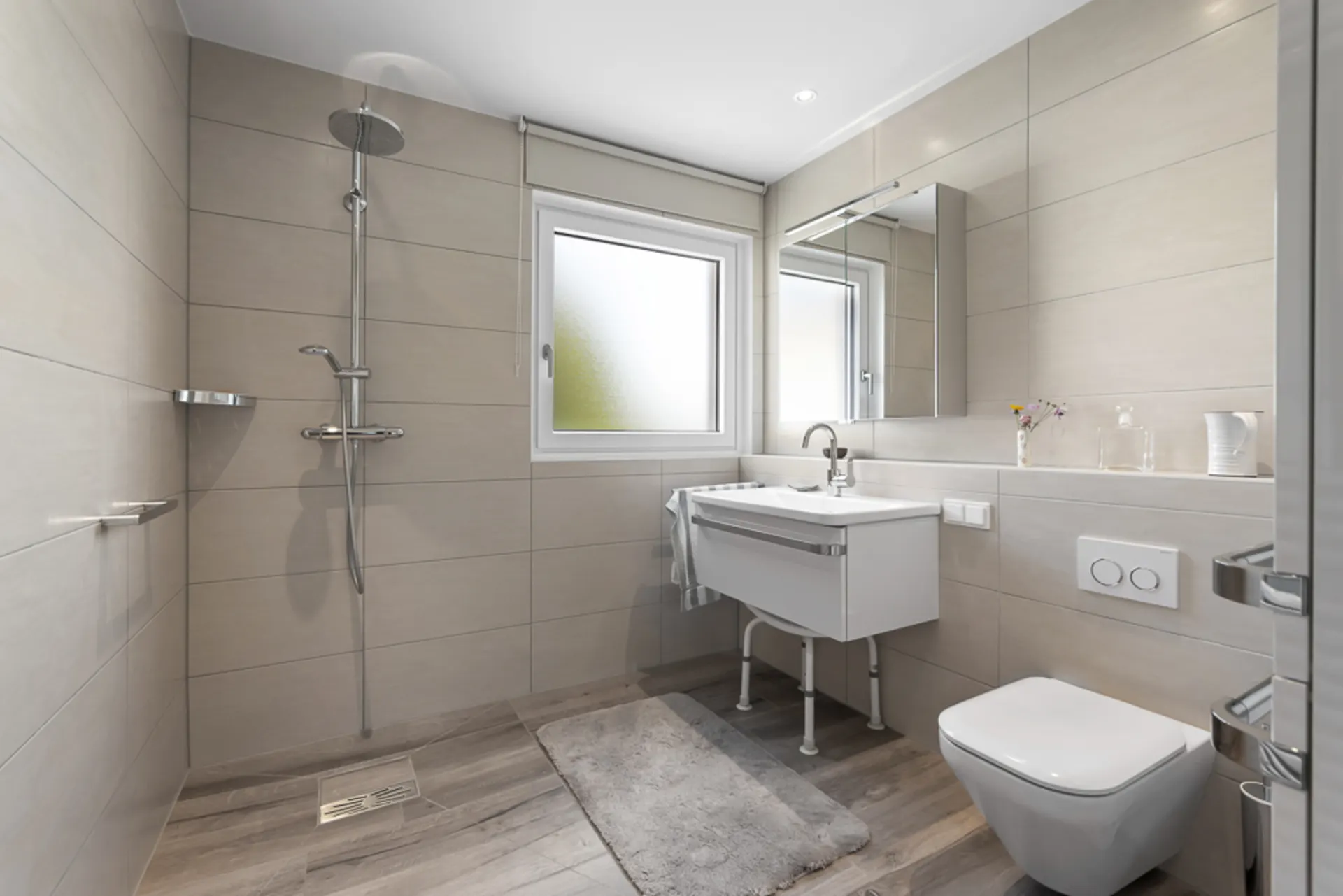 Modernes Badezimmer mit begehbarer Dusche, Waschbecken, Spiegel und WC.