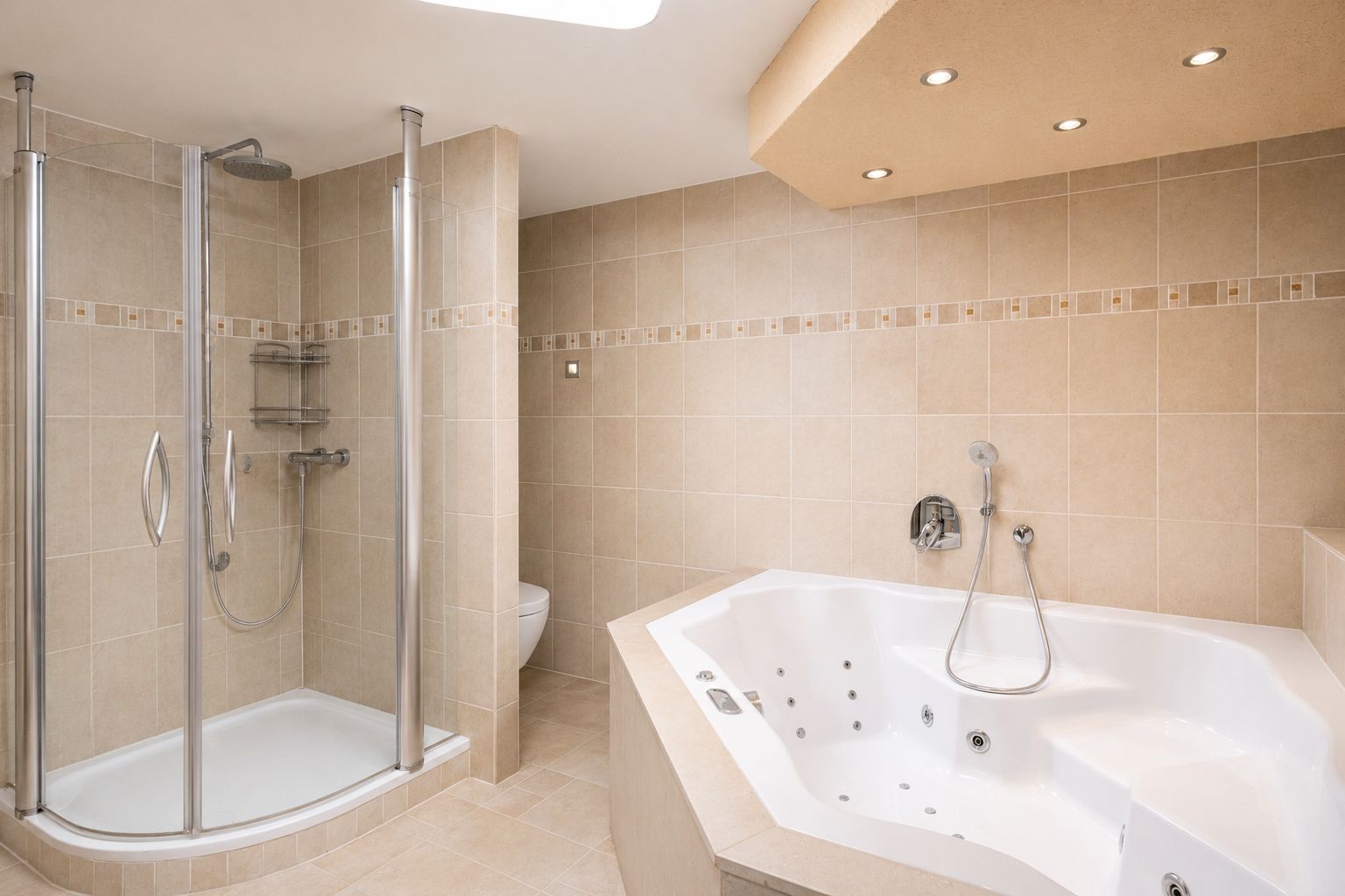 Modernes Bad mit Eckbadewanne und Glasdusche, beige gefliest.