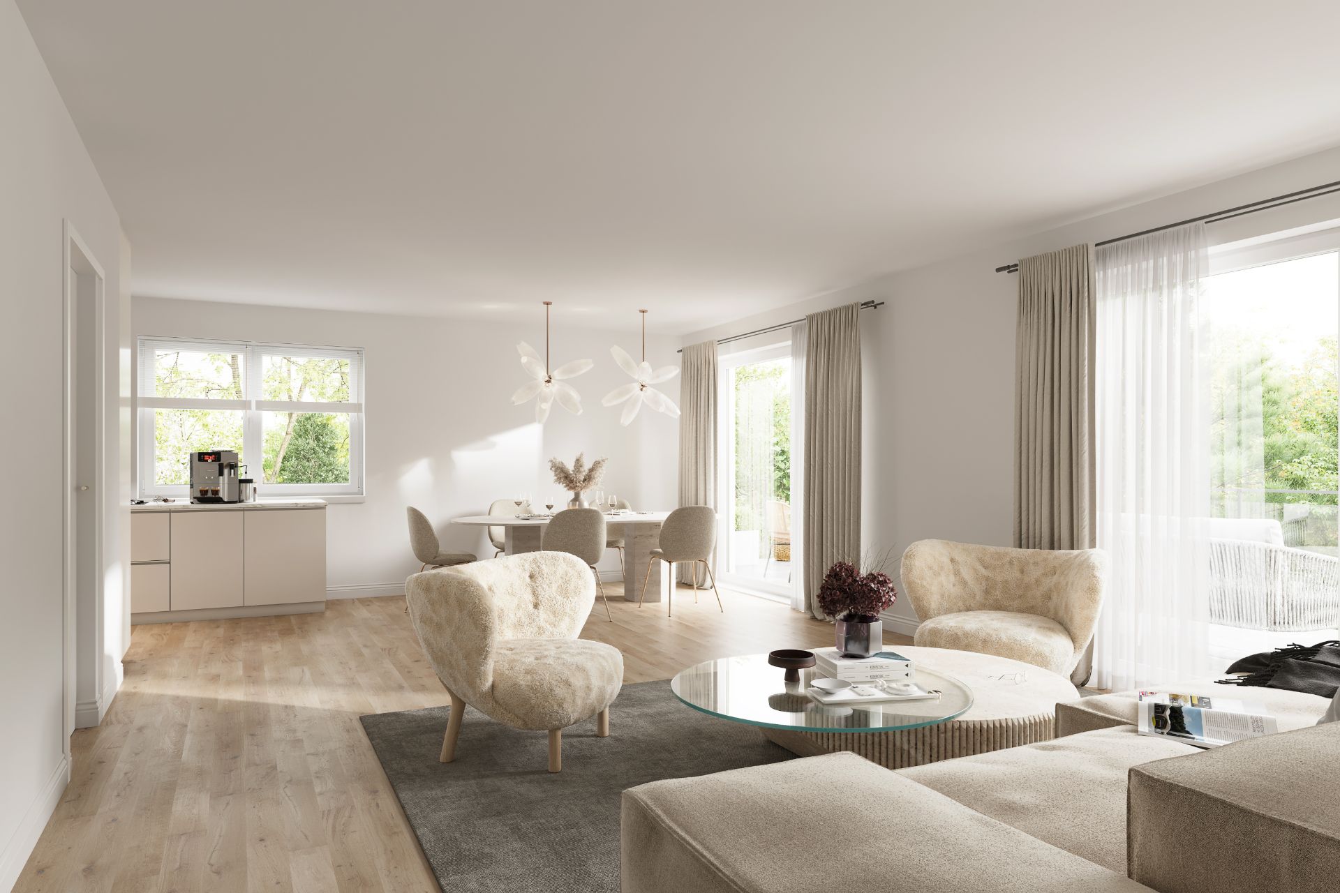 Helles Wohnzimmer mit Sesseln, Sofa, Esstisch und großen Fenstern mit Vorhängen.