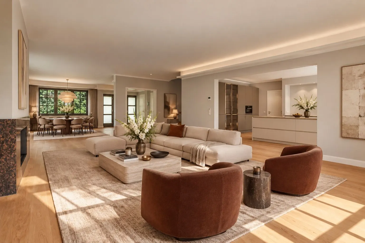 Helles Wohnzimmer mit beiger Sofaecke, zwei braunen Sesseln und Esstisch im Hintergrund.