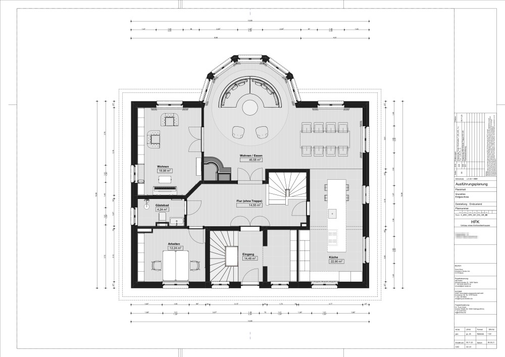 Grundriss eines Wohnhauses mit Küche, Wohnzimmer, Gäste-WC, Arbeitszimmer und Eingangsbereich.