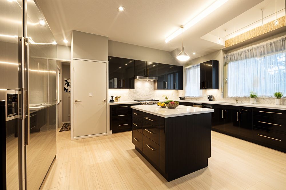 Moderne Küche mit Kücheninsel, dunklen Schränken, großem Kühlschrank und großen Fenstern mit Gardinen.